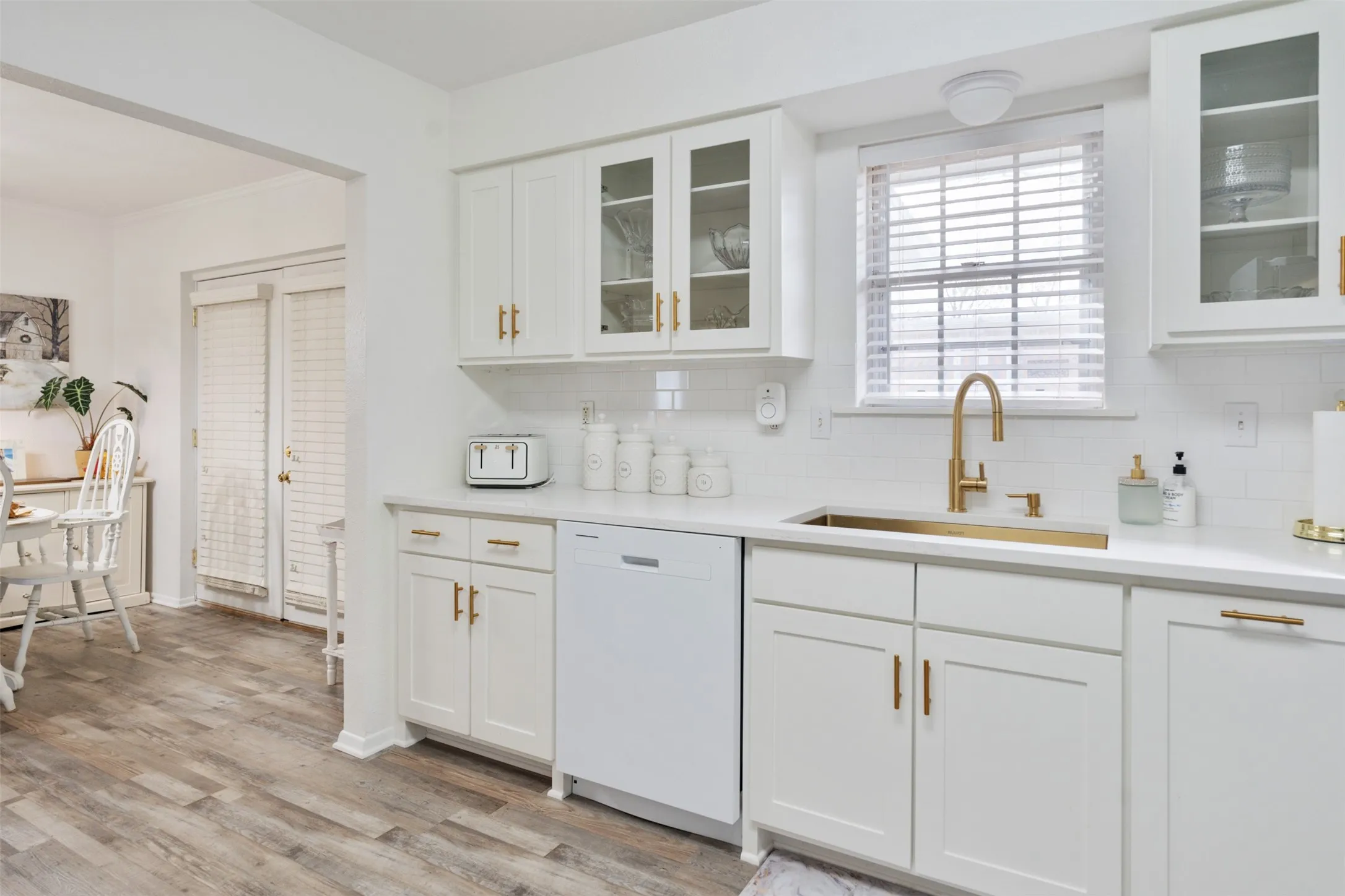 Single Family Residence For Sale in Henderson County , 201 Colonial Circle, Athens, Texas 75751, 3 Bedroom, 3 Bathroom, Garage spaces, 2,502 Sqft, built in 1975, mls#21176798, Real Estate Agent in Athens, Homes For Sale in Henderson county, Homes For Sale in Athens, Realtor in Athens Texas, Real Estate Brokerage Independent Realty Texas, Luminita Cordes Realtor
