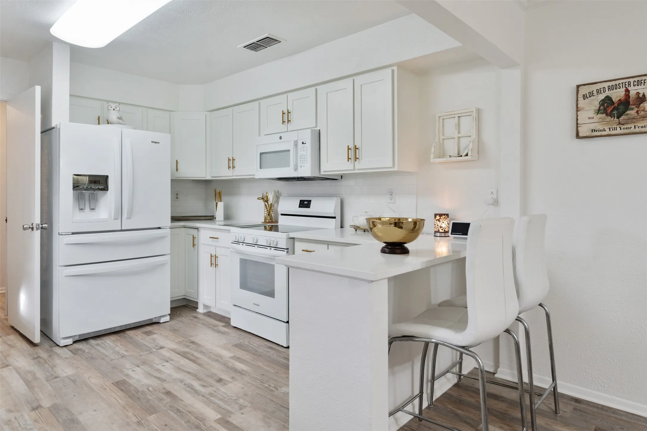 Single Family Residence For Sale in Henderson County , 201 Colonial Circle, Athens, Texas 75751, 3 Bedroom, 3 Bathroom, Garage spaces, 2,502 Sqft, built in 1975, mls#21176798, Real Estate Agent in Athens, Homes For Sale in Henderson county, Homes For Sale in Athens, Realtor in Athens Texas, Real Estate Brokerage Independent Realty Texas, Luminita Cordes Realtor