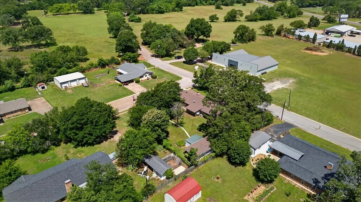 Single Family Residence For Sale in Henderson County , 201 Colonial Circle, Athens, Texas 75751, 3 Bedroom, 3 Bathroom, Garage spaces, 2,502 Sqft, built in 1975, mls#21176798, Real Estate Agent in Athens, Homes For Sale in Henderson county, Homes For Sale in Athens, Realtor in Athens Texas, Real Estate Brokerage Independent Realty Texas, Luminita Cordes Realtor