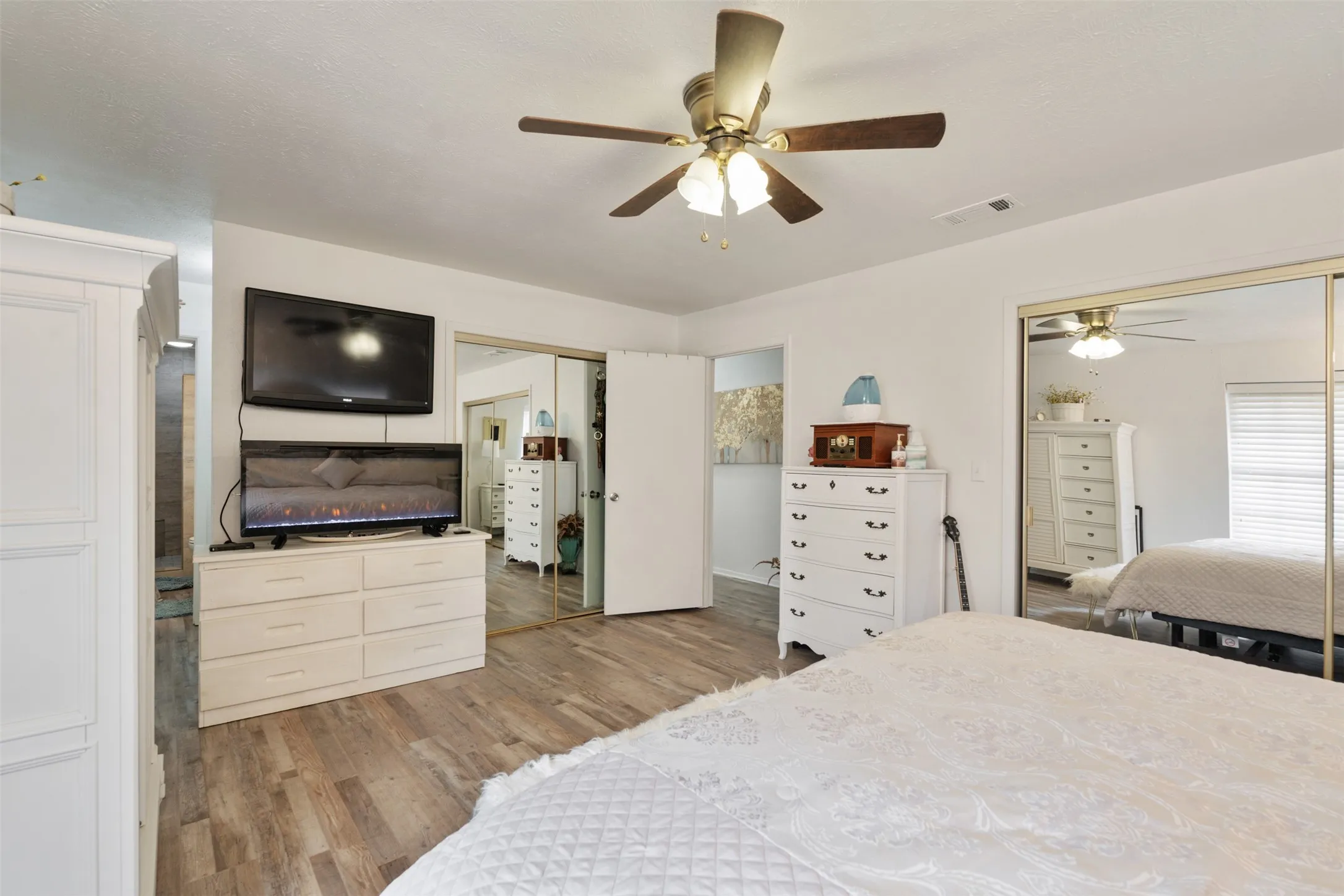 Single Family Residence For Sale in Henderson County , 201 Colonial Circle, Athens, Texas 75751, 3 Bedroom, 3 Bathroom, Garage spaces, 2,502 Sqft, built in 1975, mls#21176798, Real Estate Agent in Athens, Homes For Sale in Henderson county, Homes For Sale in Athens, Realtor in Athens Texas, Real Estate Brokerage Independent Realty Texas, Luminita Cordes Realtor