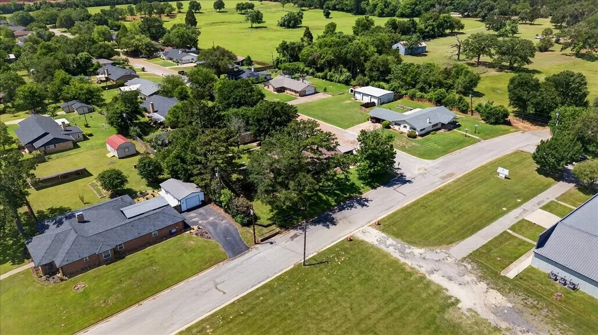 Single Family Residence For Sale in Henderson County , 201 Colonial Circle, Athens, Texas 75751, 3 Bedroom, 3 Bathroom, Garage spaces, 2,502 Sqft, built in 1975, mls#21176798, Real Estate Agent in Athens, Homes For Sale in Henderson county, Homes For Sale in Athens, Realtor in Athens Texas, Real Estate Brokerage Independent Realty Texas, Luminita Cordes Realtor