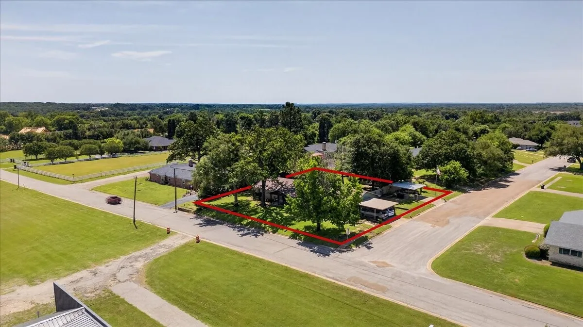 Single Family Residence For Sale in Henderson County , 201 Colonial Circle, Athens, Texas 75751, 3 Bedroom, 3 Bathroom, Garage spaces, 2,502 Sqft, built in 1975, mls#21176798, Real Estate Agent in Athens, Homes For Sale in Henderson county, Homes For Sale in Athens, Realtor in Athens Texas, Real Estate Brokerage Independent Realty Texas, Luminita Cordes Realtor