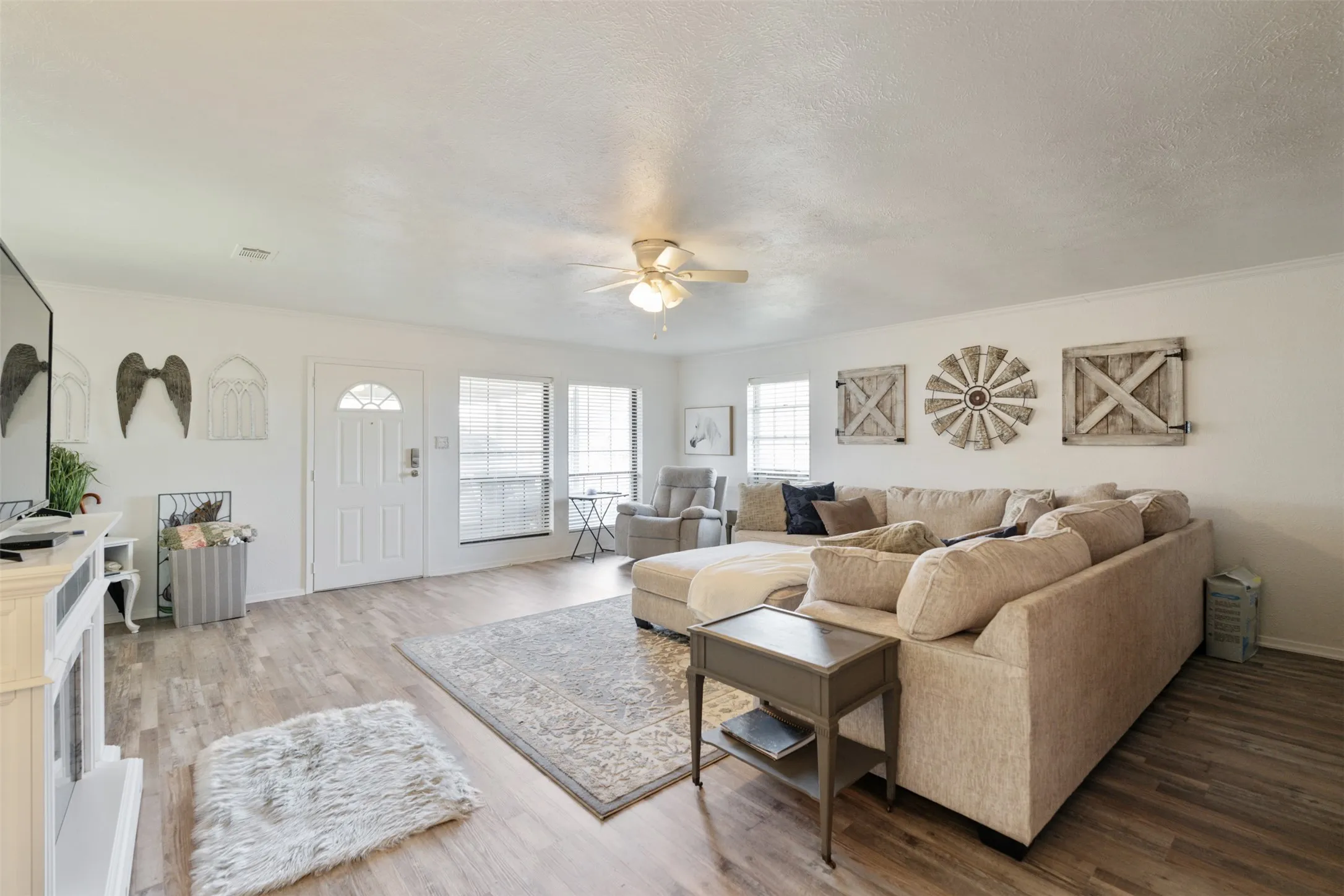 Single Family Residence For Sale in Henderson County , 201 Colonial Circle, Athens, Texas 75751, 3 Bedroom, 3 Bathroom, Garage spaces, 2,502 Sqft, built in 1975, mls#21176798, Real Estate Agent in Athens, Homes For Sale in Henderson county, Homes For Sale in Athens, Realtor in Athens Texas, Real Estate Brokerage Independent Realty Texas, Luminita Cordes Realtor