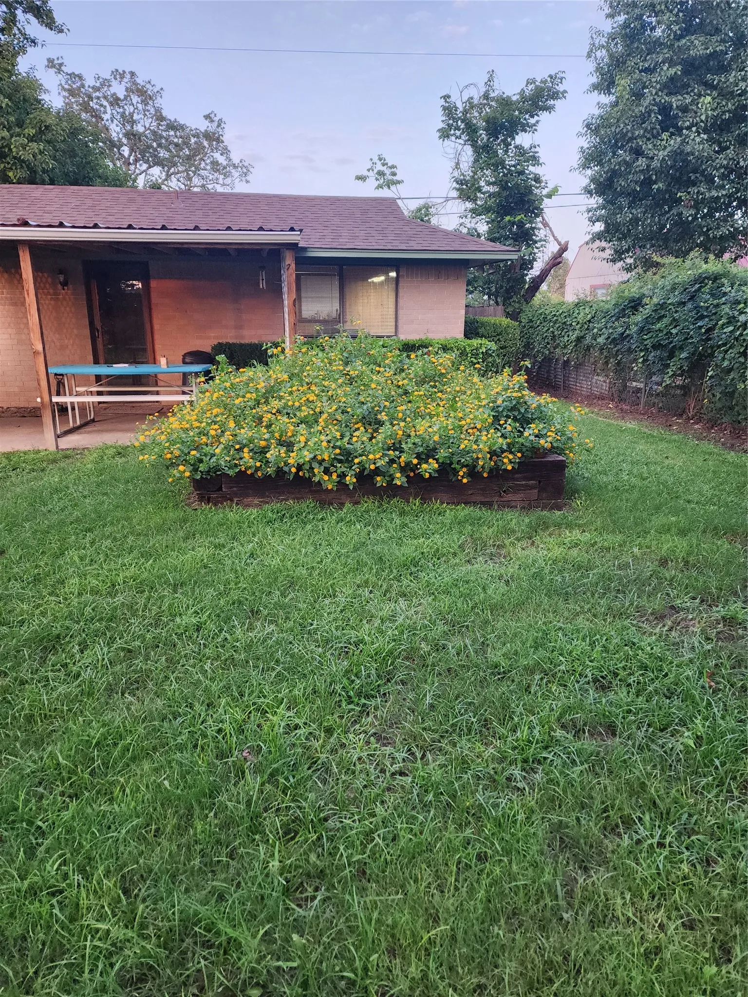 Single Family Residence For Sale in Henderson County , 201 Colonial Circle, Athens, Texas 75751, 3 Bedroom, 3 Bathroom, Garage spaces, 2,502 Sqft, built in 1975, mls#21176798, Real Estate Agent in Athens, Homes For Sale in Henderson county, Homes For Sale in Athens, Realtor in Athens Texas, Real Estate Brokerage Independent Realty Texas, Luminita Cordes Realtor