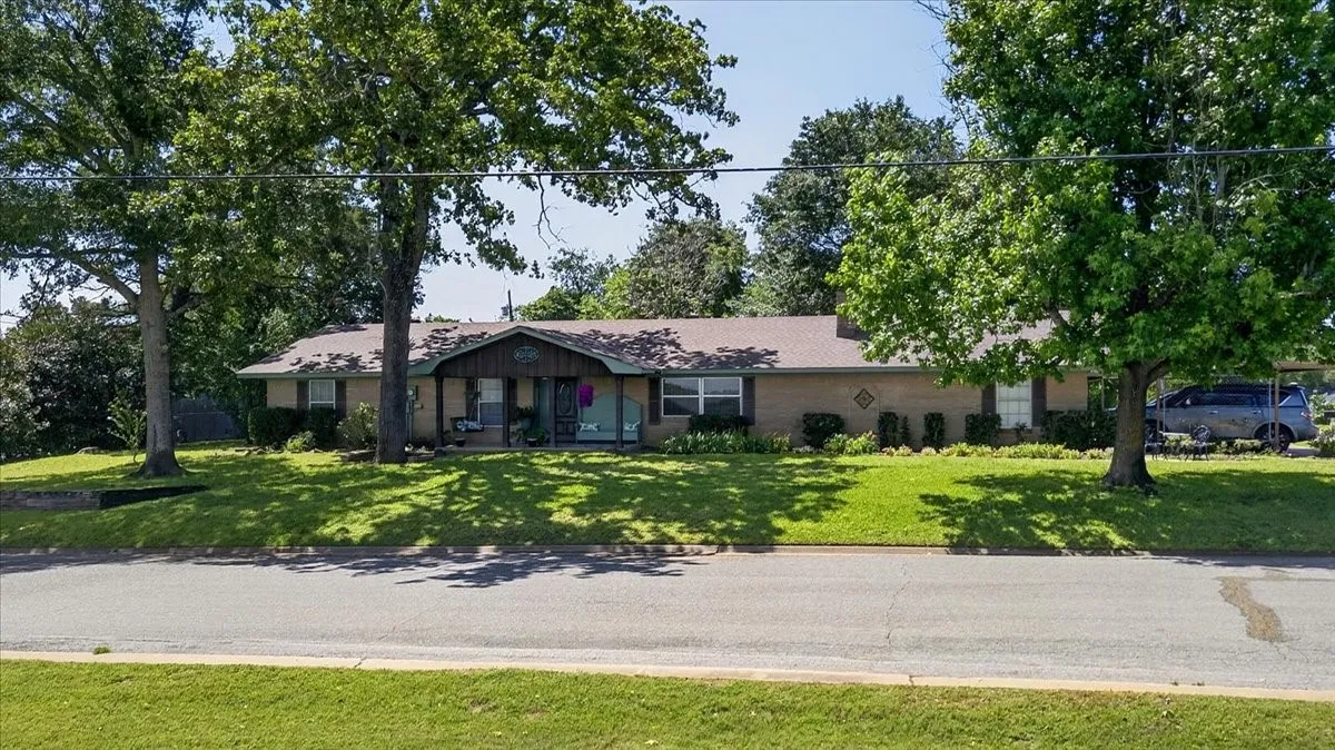 Single Family Residence For Sale in Henderson County , 201 Colonial Circle, Athens, Texas 75751, 3 Bedroom, 3 Bathroom, Garage spaces, 2,502 Sqft, built in 1975, mls#21176798, Real Estate Agent in Athens, Homes For Sale in Henderson county, Homes For Sale in Athens, Realtor in Athens Texas, Real Estate Brokerage Independent Realty Texas, Luminita Cordes Realtor