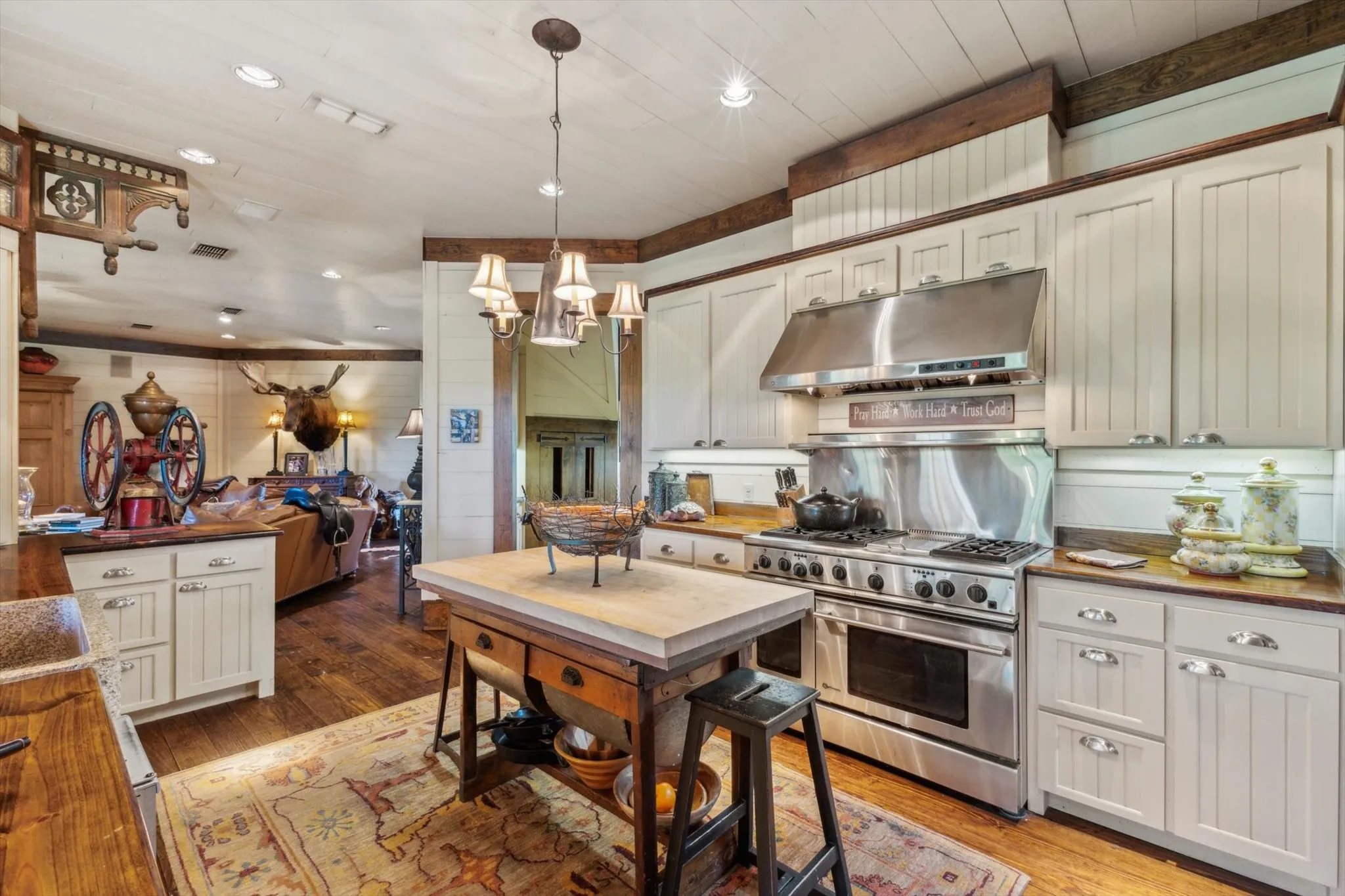 Single Family Residence For Sale in Denton County , 525 E Hickory Hill Road, Argyle, Texas 76226, 4 Bedroom, 4 Bathroom, 3 Garage spaces, 5,936 Sqft, built in 1999, Preowned, mls#21176300, Real Estate Agent in Argyle, Homes For Sale in Denton county, Homes For Sale in Argyle, Realtor in Argyle Texas, Real Estate Brokerage Independent Realty Texas, Luminita Cordes Realtor