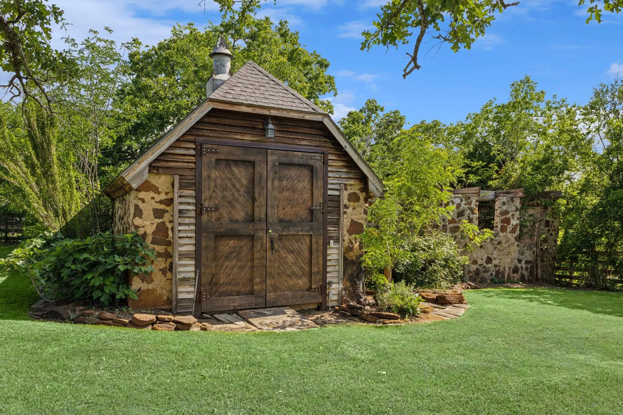 shop or storage building; has heat