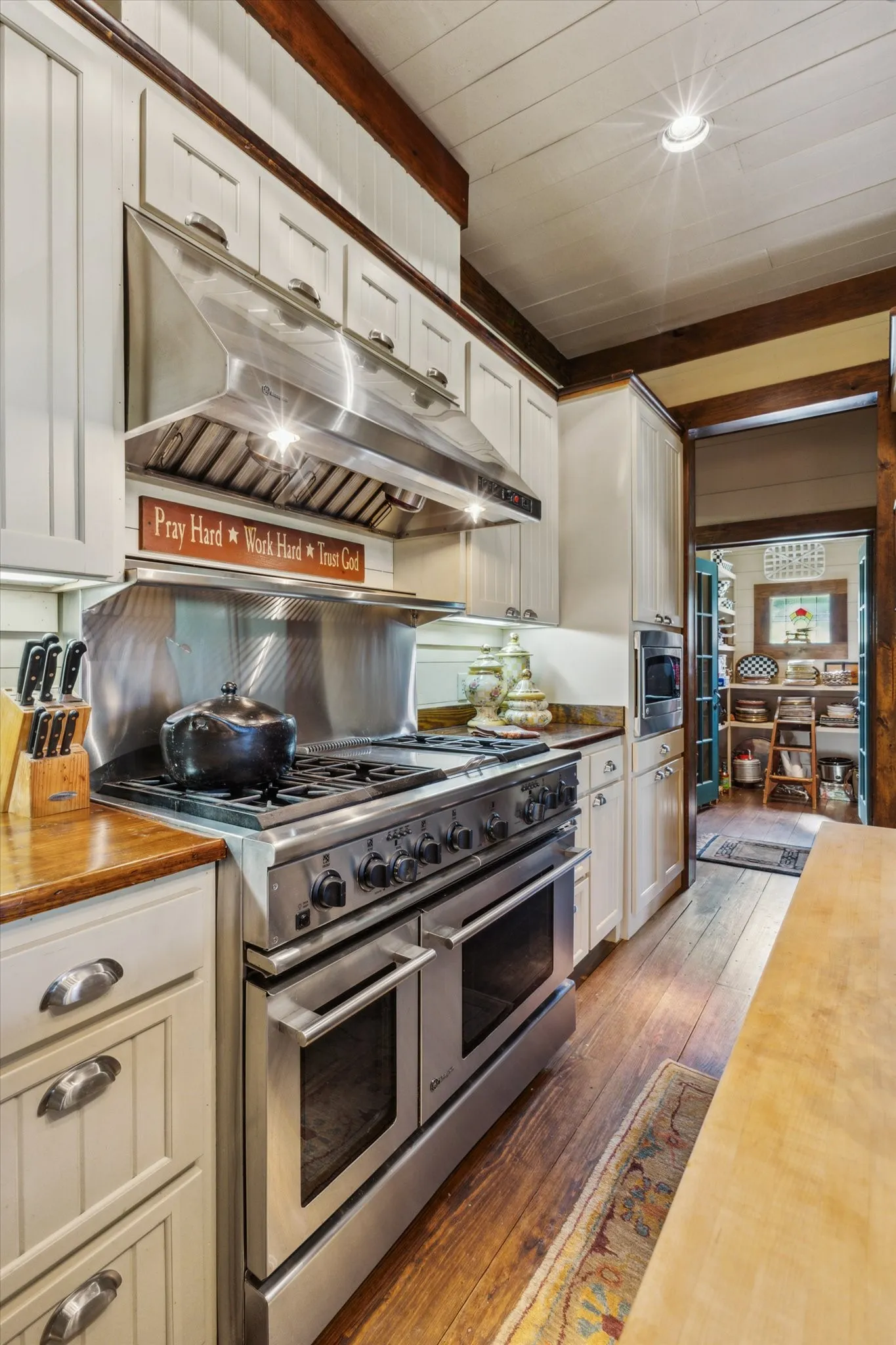 Single Family Residence For Sale in Denton County , 525 E Hickory Hill Road, Argyle, Texas 76226, 4 Bedroom, 4 Bathroom, 3 Garage spaces, 5,936 Sqft, built in 1999, Preowned, mls#21176300, Real Estate Agent in Argyle, Homes For Sale in Denton county, Homes For Sale in Argyle, Realtor in Argyle Texas, Real Estate Brokerage Independent Realty Texas, Luminita Cordes Realtor