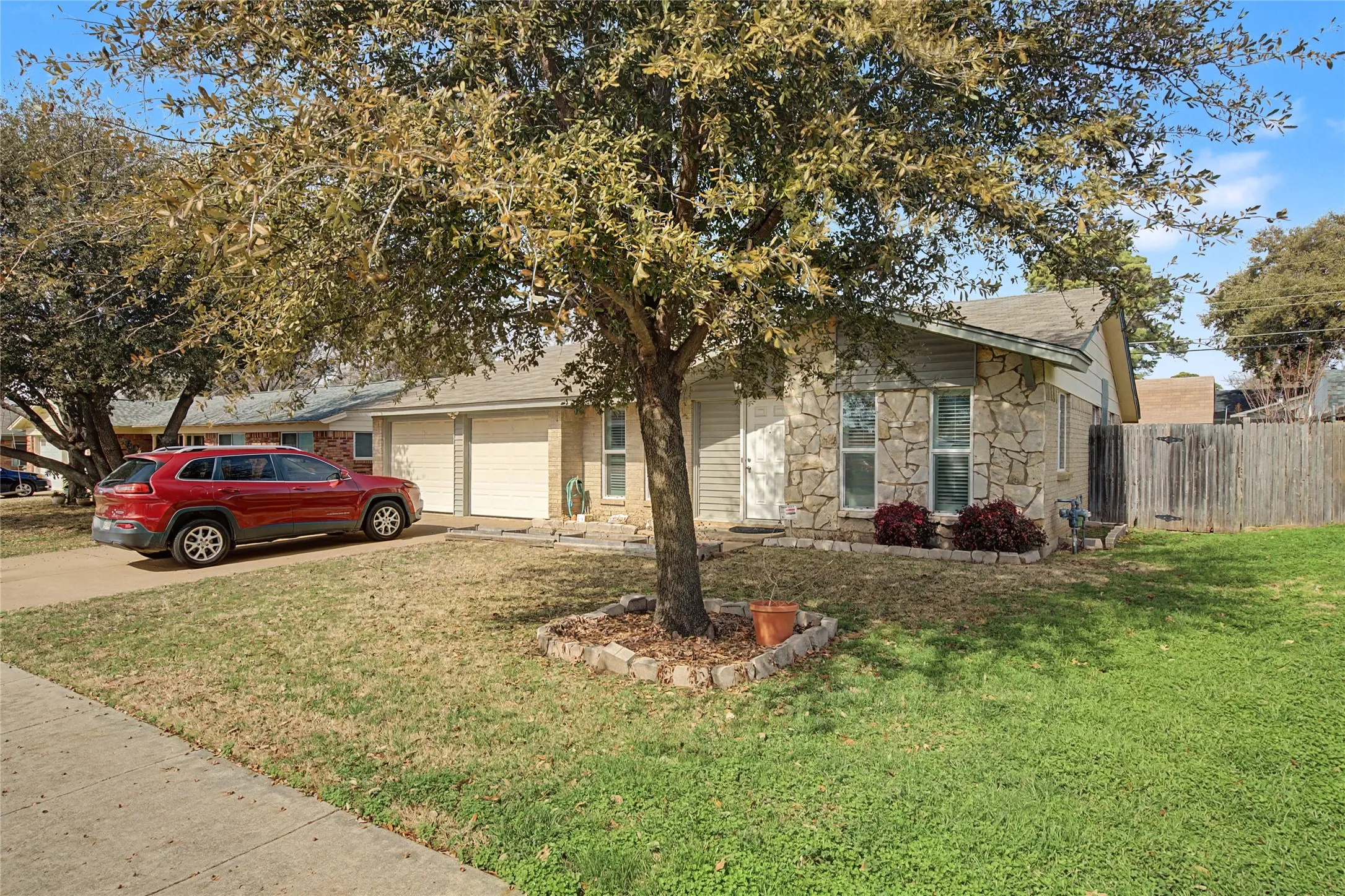 Single Family Residence For Rent in Tarrant County , 2009 Charleston Drive, Bedford, Texas 76022, 3 Bedrooms, 4 Bathrooms, 2 Garage spaces, 1,275 Sqft, built in 1966, Price $2,199, mls#21176909, Real Estate Agent in Bedford, Homes For Rent in Tarrant county, Homes For Rent in Bedford, Realtor in Bedford Texas, Real Estate Brokerage Independent Realty Texas, Luminita Cordes Realtor