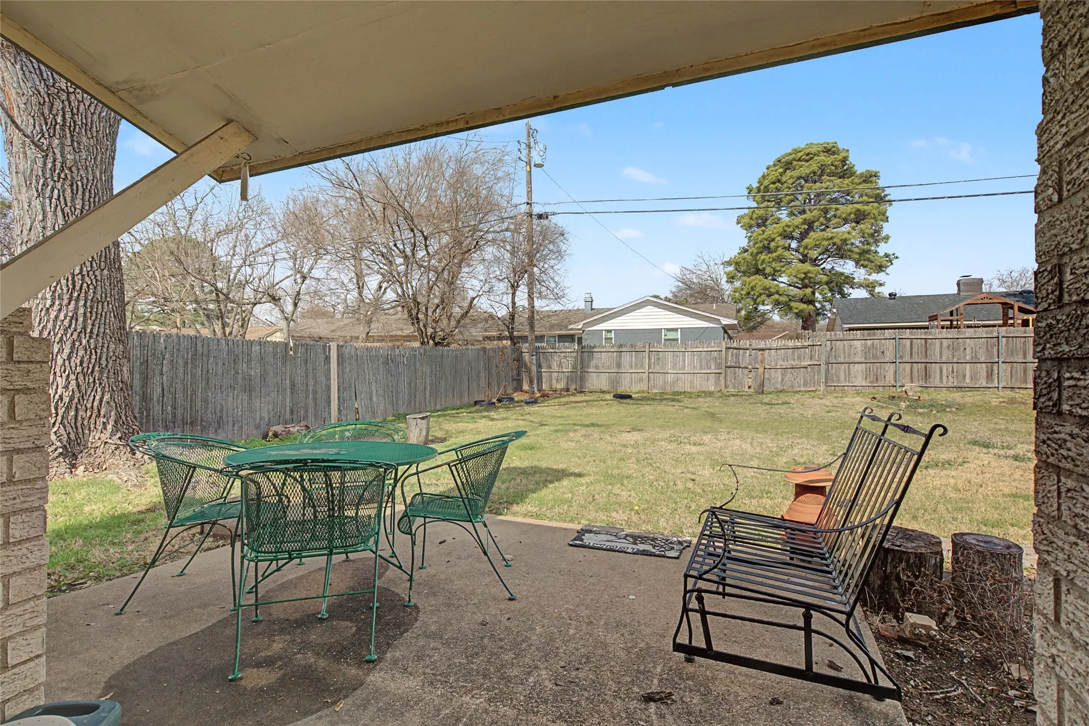 Single Family Residence For Rent in Tarrant County , 2009 Charleston Drive, Bedford, Texas 76022, 3 Bedrooms, 4 Bathrooms, 2 Garage spaces, 1,275 Sqft, built in 1966, Price $2,199, mls#21176909, Real Estate Agent in Bedford, Homes For Rent in Tarrant county, Homes For Rent in Bedford, Realtor in Bedford Texas, Real Estate Brokerage Independent Realty Texas, Luminita Cordes Realtor
