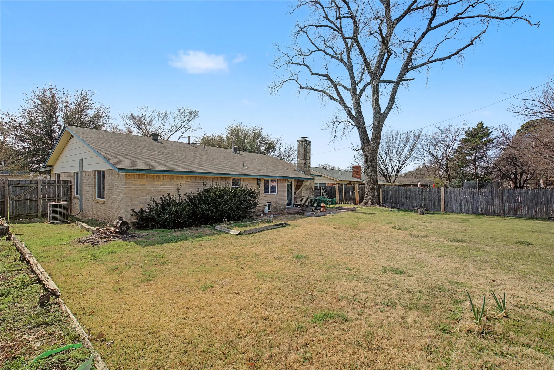 Single Family Residence For Rent in Tarrant County , 2009 Charleston Drive, Bedford, Texas 76022, 3 Bedrooms, 4 Bathrooms, 2 Garage spaces, 1,275 Sqft, built in 1966, Price $2,199, mls#21176909, Real Estate Agent in Bedford, Homes For Rent in Tarrant county, Homes For Rent in Bedford, Realtor in Bedford Texas, Real Estate Brokerage Independent Realty Texas, Luminita Cordes Realtor