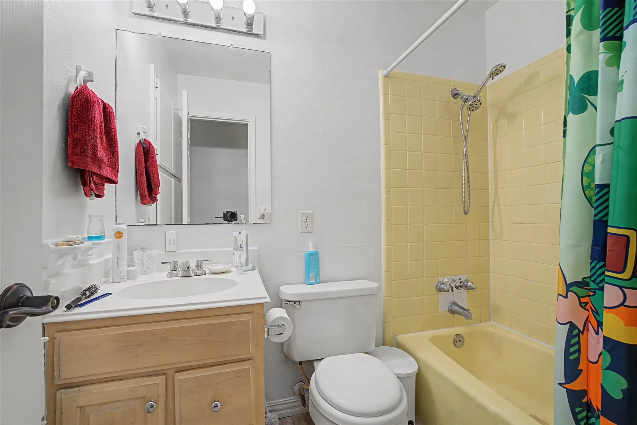 Single Family Residence For Rent in Tarrant County , 2009 Charleston Drive, Bedford, Texas 76022, 3 Bedrooms, 4 Bathrooms, 2 Garage spaces, 1,275 Sqft, built in 1966, Price $2,199, mls#21176909, Real Estate Agent in Bedford, Homes For Rent in Tarrant county, Homes For Rent in Bedford, Realtor in Bedford Texas, Real Estate Brokerage Independent Realty Texas, Luminita Cordes Realtor