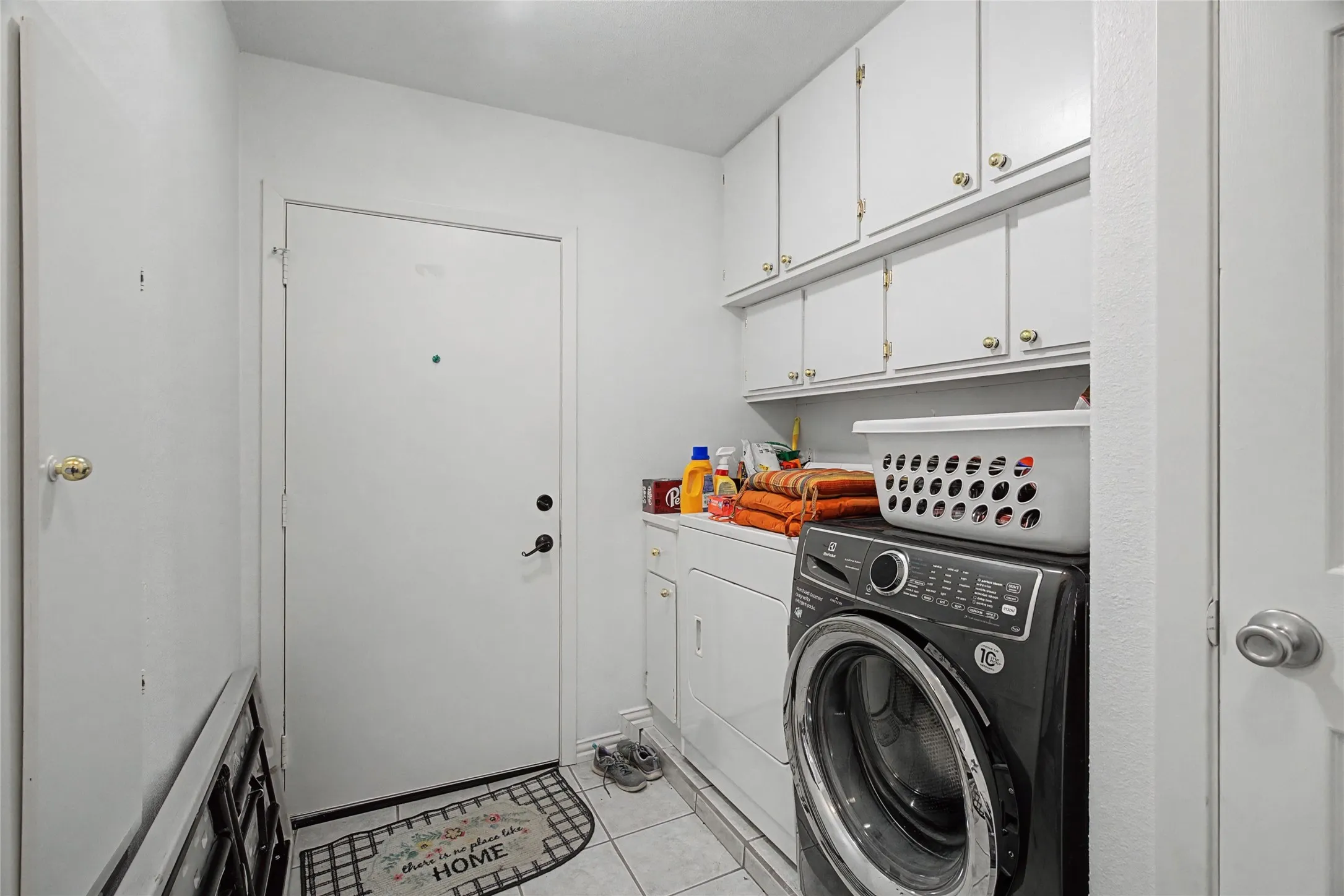 Single Family Residence For Rent in Tarrant County , 2009 Charleston Drive, Bedford, Texas 76022, 3 Bedrooms, 4 Bathrooms, 2 Garage spaces, 1,275 Sqft, built in 1966, Price $2,199, mls#21176909, Real Estate Agent in Bedford, Homes For Rent in Tarrant county, Homes For Rent in Bedford, Realtor in Bedford Texas, Real Estate Brokerage Independent Realty Texas, Luminita Cordes Realtor
