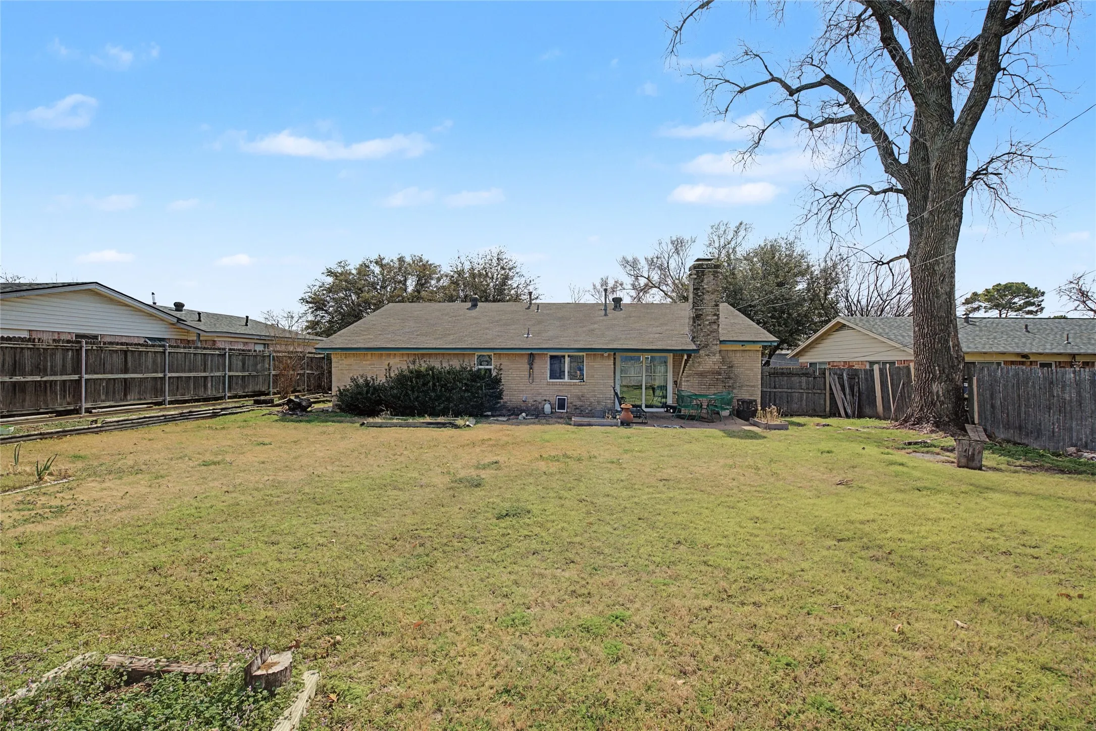 Single Family Residence For Rent in Tarrant County , 2009 Charleston Drive, Bedford, Texas 76022, 3 Bedrooms, 4 Bathrooms, 2 Garage spaces, 1,275 Sqft, built in 1966, Price $2,199, mls#21176909, Real Estate Agent in Bedford, Homes For Rent in Tarrant county, Homes For Rent in Bedford, Realtor in Bedford Texas, Real Estate Brokerage Independent Realty Texas, Luminita Cordes Realtor