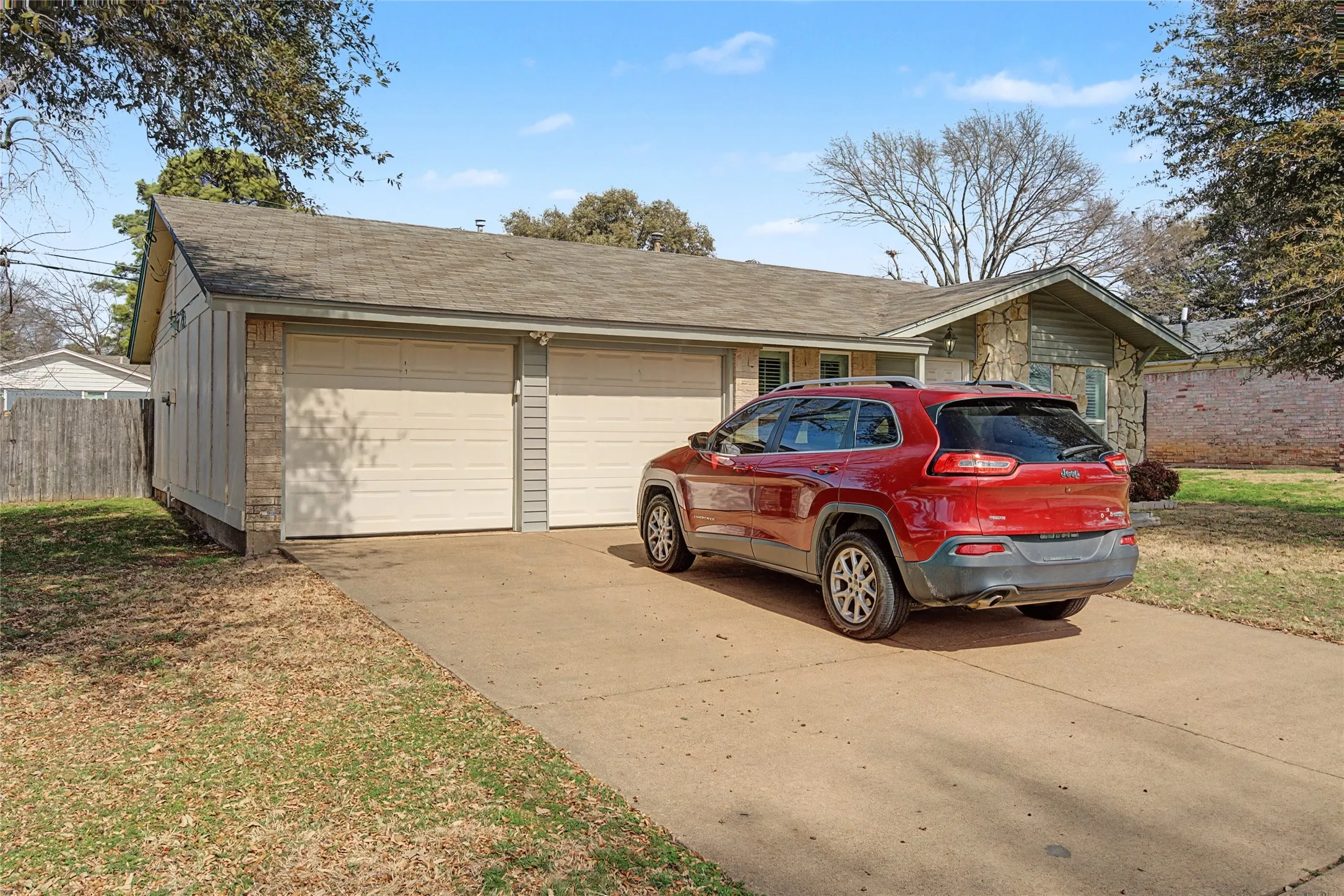 Single Family Residence For Rent in Tarrant County , 2009 Charleston Drive, Bedford, Texas 76022, 3 Bedrooms, 4 Bathrooms, 2 Garage spaces, 1,275 Sqft, built in 1966, Price $2,199, mls#21176909, Real Estate Agent in Bedford, Homes For Rent in Tarrant county, Homes For Rent in Bedford, Realtor in Bedford Texas, Real Estate Brokerage Independent Realty Texas, Luminita Cordes Realtor