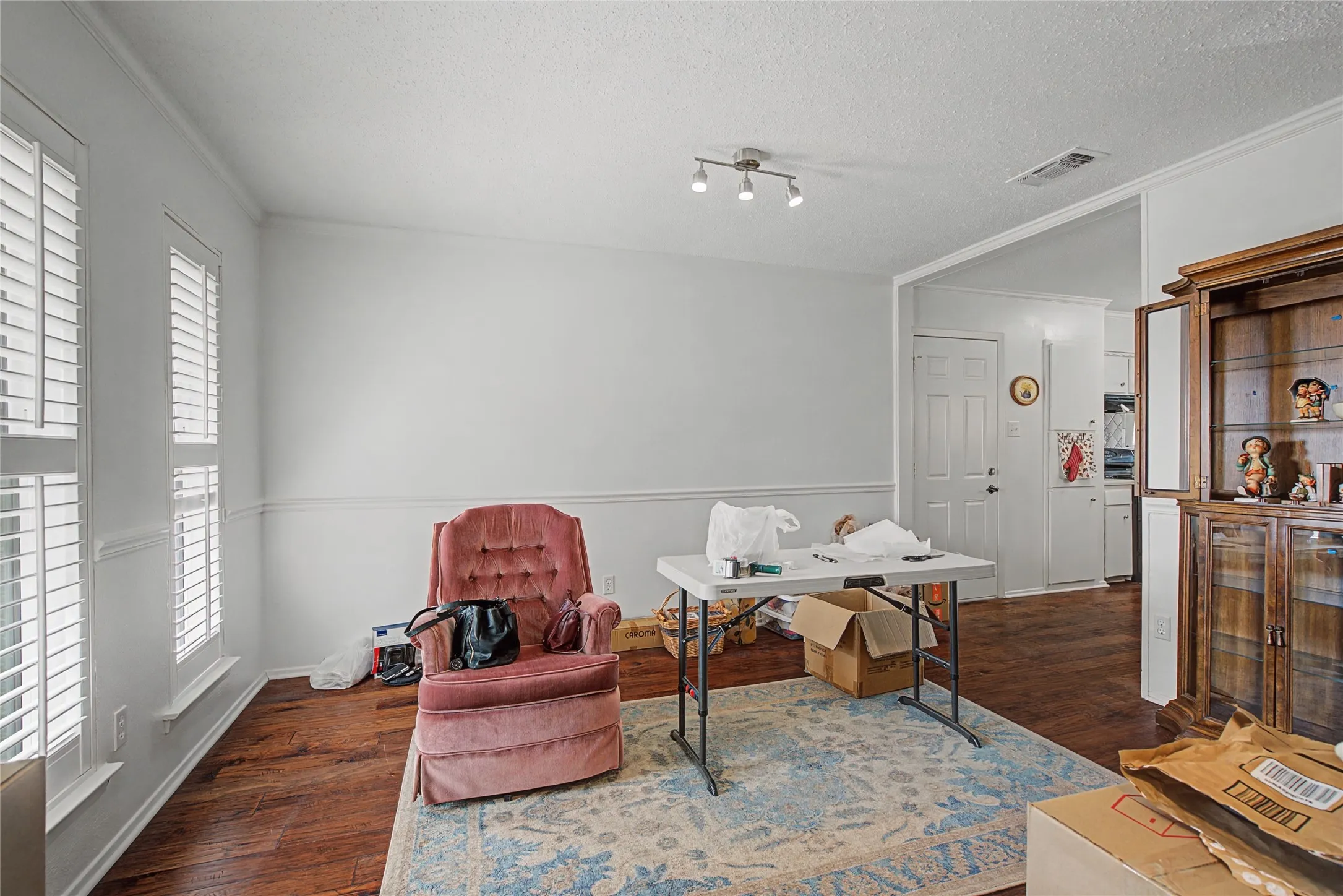 Single Family Residence For Rent in Tarrant County , 2009 Charleston Drive, Bedford, Texas 76022, 3 Bedrooms, 4 Bathrooms, 2 Garage spaces, 1,275 Sqft, built in 1966, Price $2,199, mls#21176909, Real Estate Agent in Bedford, Homes For Rent in Tarrant county, Homes For Rent in Bedford, Realtor in Bedford Texas, Real Estate Brokerage Independent Realty Texas, Luminita Cordes Realtor
