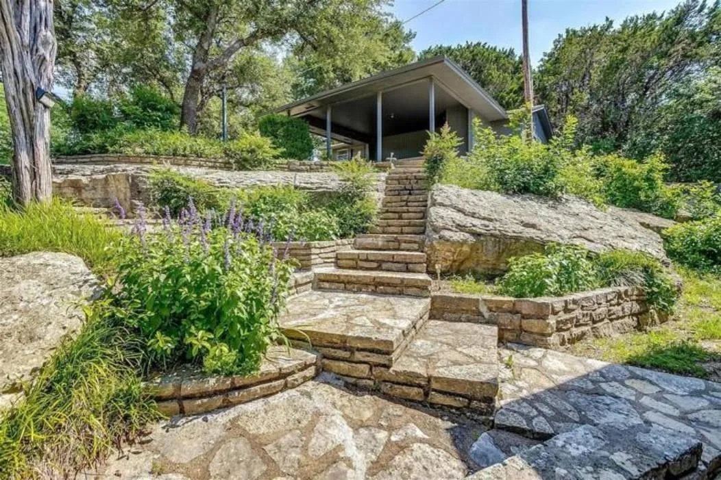 Single Family Residence For Sale in Hood County , 4307 Acoma Court, Granbury, Texas 76048, 3 Bedroom, 2 Bathroom, Garage spaces, 1,914 Sqft, built in 1974, mls#21177055, Real Estate Agent in Granbury, Homes For Sale in Hood county, Homes For Sale in Granbury, Realtor in Granbury Texas, Real Estate Brokerage Independent Realty Texas, Luminita Cordes Realtor