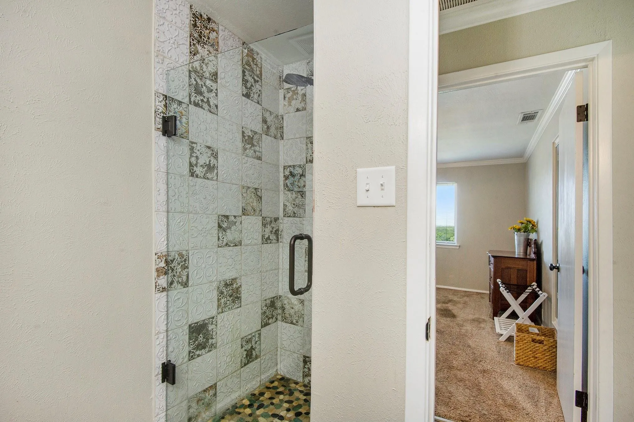 Single Family Residence For Sale in Hood County , 4307 Acoma Court, Granbury, Texas 76048, 3 Bedroom, 2 Bathroom, Garage spaces, 1,914 Sqft, built in 1974, mls#21177055, Real Estate Agent in Granbury, Homes For Sale in Hood county, Homes For Sale in Granbury, Realtor in Granbury Texas, Real Estate Brokerage Independent Realty Texas, Luminita Cordes Realtor