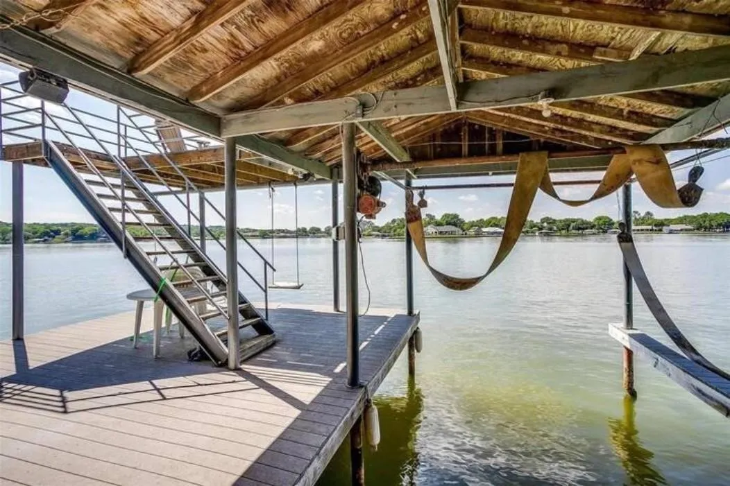 Single Family Residence For Sale in Hood County , 4307 Acoma Court, Granbury, Texas 76048, 3 Bedroom, 2 Bathroom, Garage spaces, 1,914 Sqft, built in 1974, mls#21177055, Real Estate Agent in Granbury, Homes For Sale in Hood county, Homes For Sale in Granbury, Realtor in Granbury Texas, Real Estate Brokerage Independent Realty Texas, Luminita Cordes Realtor