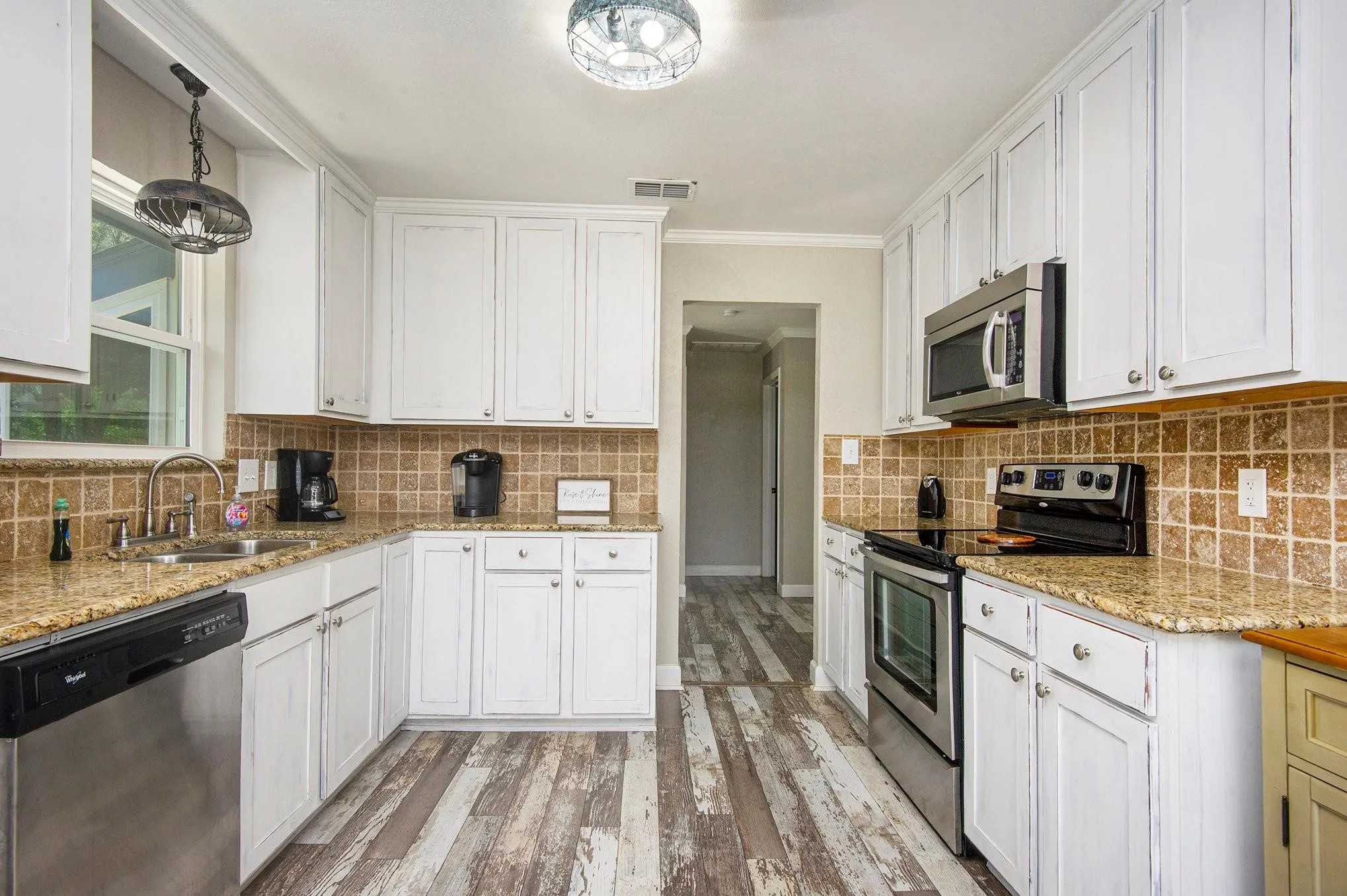 Single Family Residence For Sale in Hood County , 4307 Acoma Court, Granbury, Texas 76048, 3 Bedroom, 2 Bathroom, Garage spaces, 1,914 Sqft, built in 1974, mls#21177055, Real Estate Agent in Granbury, Homes For Sale in Hood county, Homes For Sale in Granbury, Realtor in Granbury Texas, Real Estate Brokerage Independent Realty Texas, Luminita Cordes Realtor