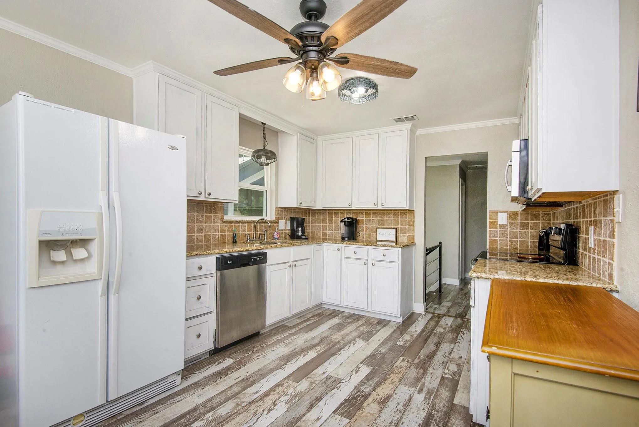 Single Family Residence For Sale in Hood County , 4307 Acoma Court, Granbury, Texas 76048, 3 Bedroom, 2 Bathroom, Garage spaces, 1,914 Sqft, built in 1974, mls#21177055, Real Estate Agent in Granbury, Homes For Sale in Hood county, Homes For Sale in Granbury, Realtor in Granbury Texas, Real Estate Brokerage Independent Realty Texas, Luminita Cordes Realtor