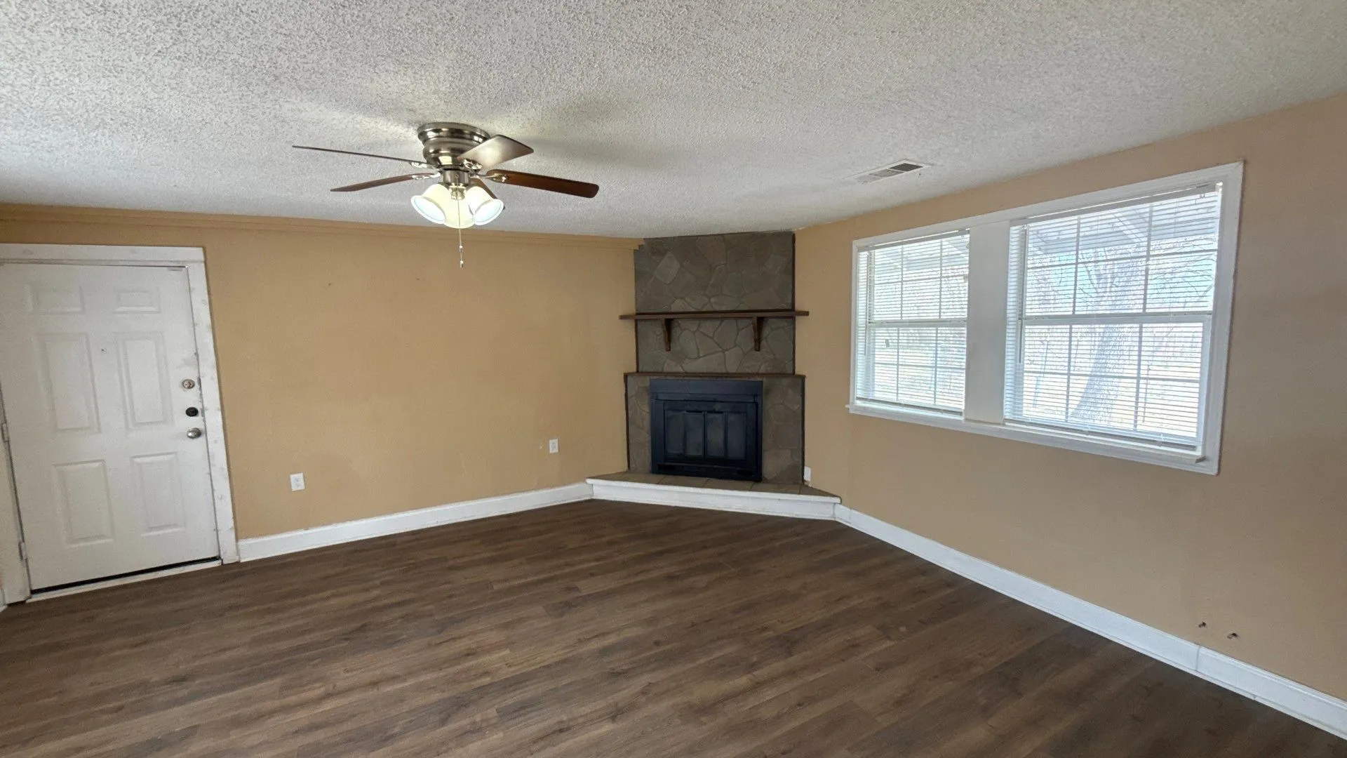 Single Family Residence For Sale in Collin County , 204 N Greenville Road, Josephine, Texas 75173, 3 Bedroom, 2 Bathroom, Garage spaces, 1,652 Sqft, built in 1955, Preowned, mls#21174930, Real Estate Agent in Josephine, Homes For Sale in Collin county, Homes For Sale in Josephine, Realtor in Josephine Texas, Real Estate Brokerage Independent Realty Texas, Luminita Cordes Realtor