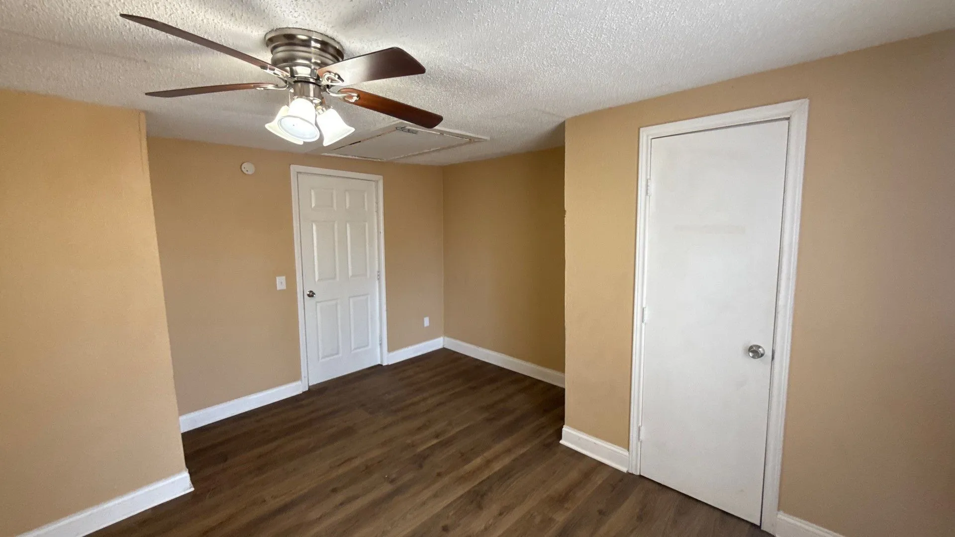 Single Family Residence For Sale in Collin County , 204 N Greenville Road, Josephine, Texas 75173, 3 Bedroom, 2 Bathroom, Garage spaces, 1,652 Sqft, built in 1955, Preowned, mls#21174930, Real Estate Agent in Josephine, Homes For Sale in Collin county, Homes For Sale in Josephine, Realtor in Josephine Texas, Real Estate Brokerage Independent Realty Texas, Luminita Cordes Realtor