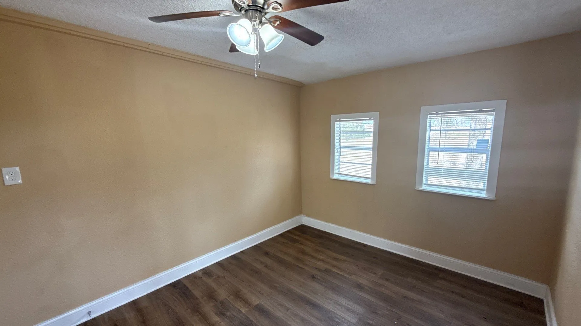 Single Family Residence For Sale in Collin County , 204 N Greenville Road, Josephine, Texas 75173, 3 Bedroom, 2 Bathroom, Garage spaces, 1,652 Sqft, built in 1955, Preowned, mls#21174930, Real Estate Agent in Josephine, Homes For Sale in Collin county, Homes For Sale in Josephine, Realtor in Josephine Texas, Real Estate Brokerage Independent Realty Texas, Luminita Cordes Realtor