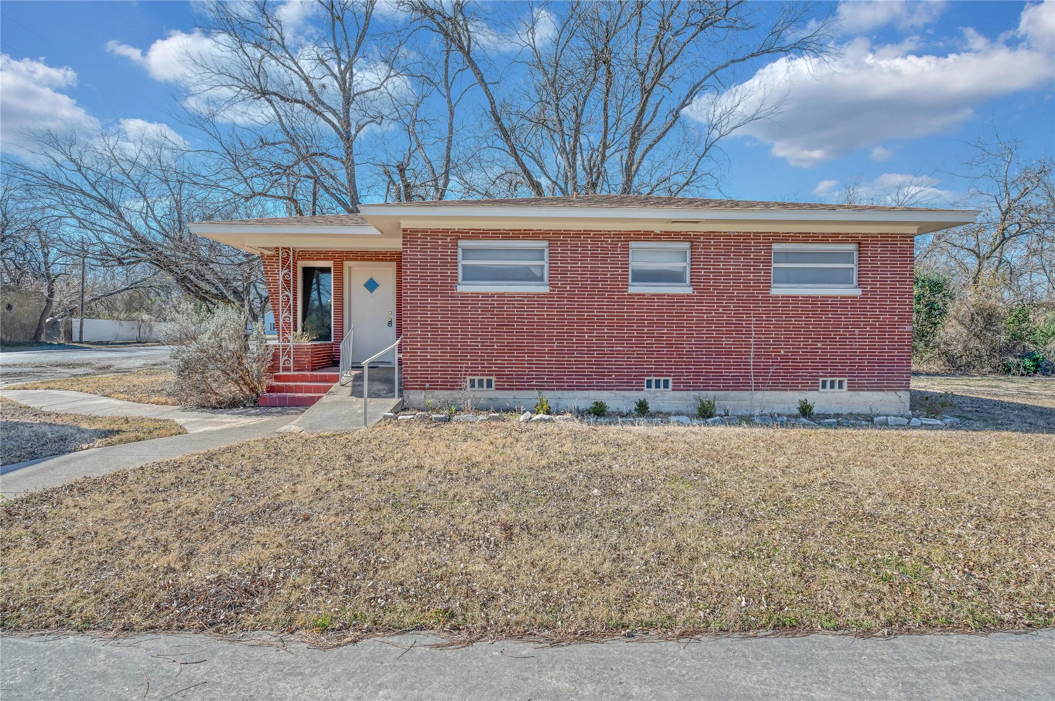 Office For Sale in Bosque County , 202 N Avenue G, Clifton, Texas 76634, 0, 0, Garage spaces, 0 Sqft, built in 1970, Preowned, mls#21176514, Real Estate Agent in Clifton, Homes For Sale in Bosque county, Homes For Sale in Clifton, Realtor in Clifton Texas, Real Estate Brokerage Independent Realty Texas, Luminita Cordes Realtor