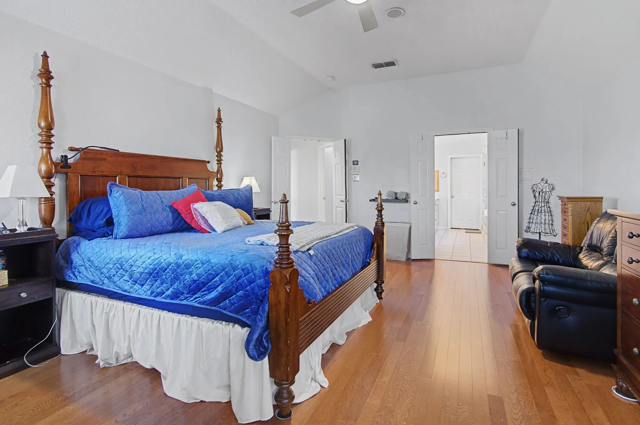 Single Family Residence For Sale in Tarrant County , 6400 Briercliff Court, Fort Worth, Texas 76132, 4 Bedroom, 3 Bathroom, 2 Garage spaces, 4,280 Sqft, built in 2000, Preowned, mls#21174396, Real Estate Agent in Fort Worth, Homes For Sale in Tarrant county, Homes For Sale in Fort Worth, Realtor in Fort Worth Texas, Real Estate Brokerage Independent Realty Texas, Luminita Cordes Realtor