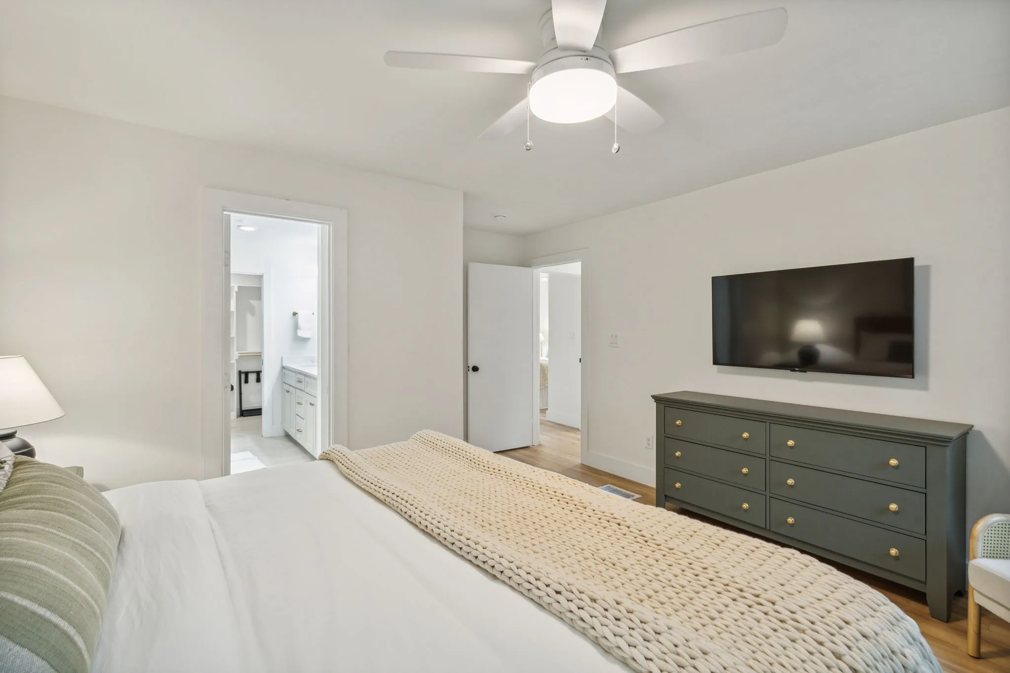 Single Family Residence For Sale in Henderson County , 5336 Point La Vista Road, Malakoff, Texas 75148, 4 Bedroom, 4 Bathroom, Garage spaces, 2,568 Sqft, built in 2024, Price $799,000, mls#21177256, Real Estate Agent in Malakoff, Homes For Sale in Henderson county, Homes For Sale in Malakoff, Realtor in Malakoff Texas, Real Estate Brokerage Independent Realty Texas, Luminita Cordes Realtor