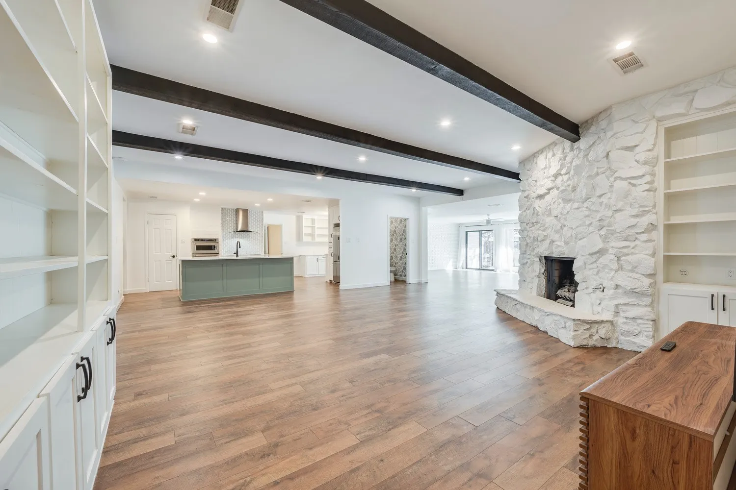 Single Family Residence For Sale in Tarrant County , 501 N Havenwood Lane, Fort Worth, Texas 76112, 5 Bedrooms, 4 Bathrooms, 3 Garage spaces, 4,418 Sqft, built in 1972, Preowned, Price $765,000, mls#21174641, Real Estate Agent in Fort Worth, Homes For Sale in Tarrant county, Homes For Sale in Fort Worth, Realtor in Fort Worth Texas, Real Estate Brokerage Independent Realty Texas, Luminita Cordes Realtor