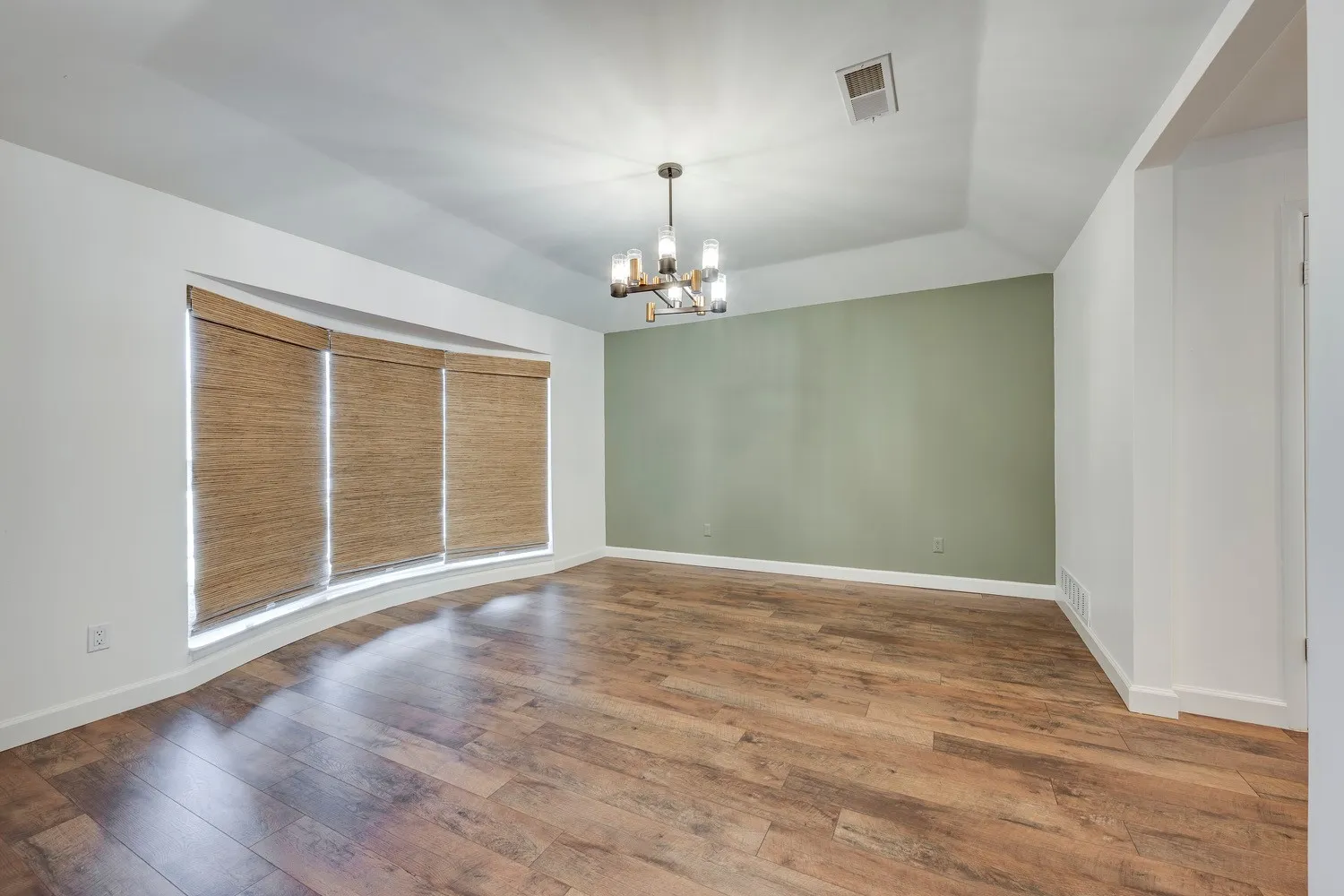 Single Family Residence For Sale in Tarrant County , 501 N Havenwood Lane, Fort Worth, Texas 76112, 5 Bedrooms, 4 Bathrooms, 3 Garage spaces, 4,418 Sqft, built in 1972, Preowned, Price $765,000, mls#21174641, Real Estate Agent in Fort Worth, Homes For Sale in Tarrant county, Homes For Sale in Fort Worth, Realtor in Fort Worth Texas, Real Estate Brokerage Independent Realty Texas, Luminita Cordes Realtor
