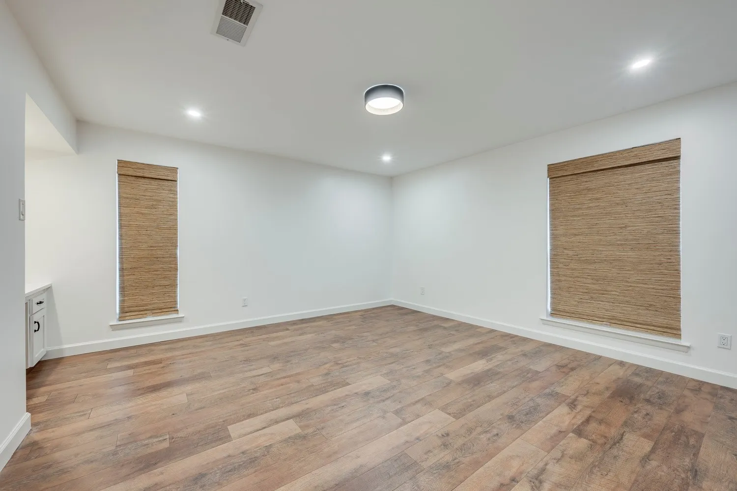 Single Family Residence For Sale in Tarrant County , 501 N Havenwood Lane, Fort Worth, Texas 76112, 5 Bedrooms, 4 Bathrooms, 3 Garage spaces, 4,418 Sqft, built in 1972, Preowned, Price $765,000, mls#21174641, Real Estate Agent in Fort Worth, Homes For Sale in Tarrant county, Homes For Sale in Fort Worth, Realtor in Fort Worth Texas, Real Estate Brokerage Independent Realty Texas, Luminita Cordes Realtor