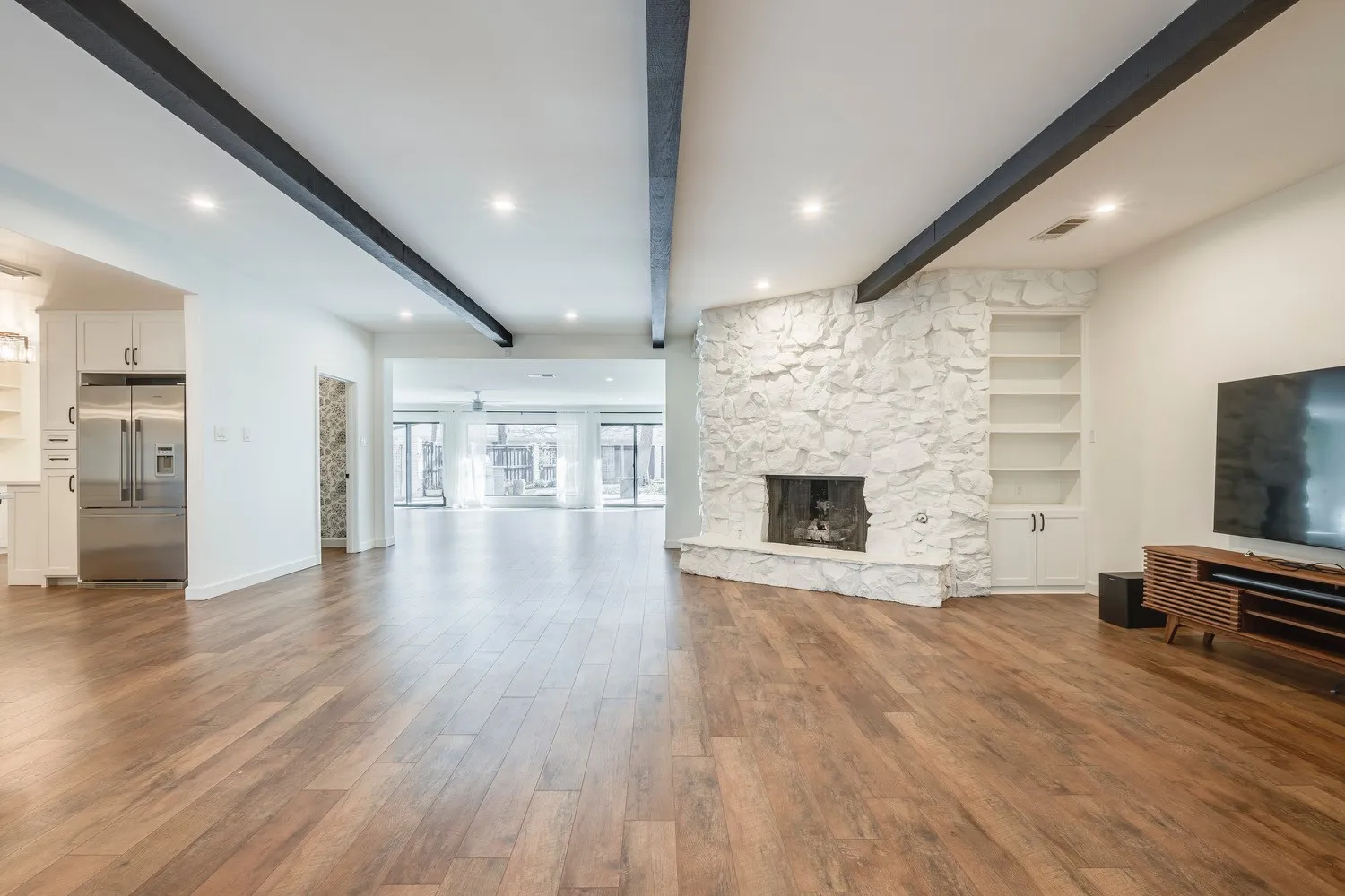 Single Family Residence For Sale in Tarrant County , 501 N Havenwood Lane, Fort Worth, Texas 76112, 5 Bedrooms, 4 Bathrooms, 3 Garage spaces, 4,418 Sqft, built in 1972, Preowned, Price $765,000, mls#21174641, Real Estate Agent in Fort Worth, Homes For Sale in Tarrant county, Homes For Sale in Fort Worth, Realtor in Fort Worth Texas, Real Estate Brokerage Independent Realty Texas, Luminita Cordes Realtor