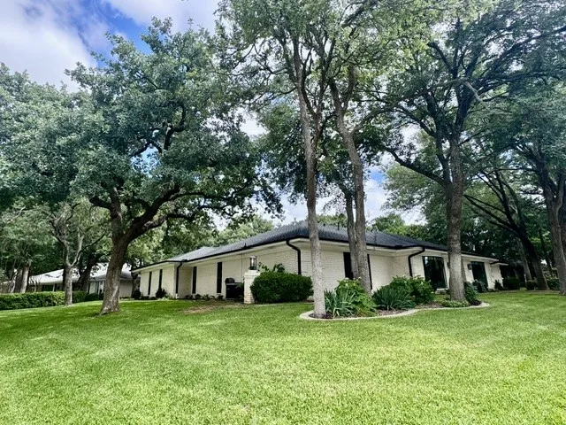 Single Family Residence For Sale in Tarrant County , 501 N Havenwood Lane, Fort Worth, Texas 76112, 5 Bedrooms, 4 Bathrooms, 3 Garage spaces, 4,418 Sqft, built in 1972, Preowned, Price $765,000, mls#21174641, Real Estate Agent in Fort Worth, Homes For Sale in Tarrant county, Homes For Sale in Fort Worth, Realtor in Fort Worth Texas, Real Estate Brokerage Independent Realty Texas, Luminita Cordes Realtor