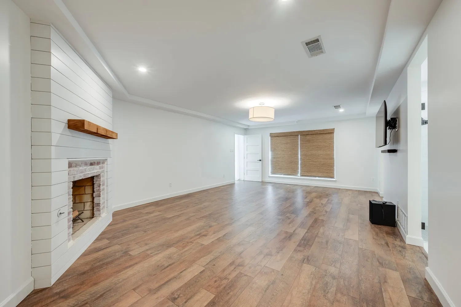 Single Family Residence For Sale in Tarrant County , 501 N Havenwood Lane, Fort Worth, Texas 76112, 5 Bedrooms, 4 Bathrooms, 3 Garage spaces, 4,418 Sqft, built in 1972, Preowned, Price $765,000, mls#21174641, Real Estate Agent in Fort Worth, Homes For Sale in Tarrant county, Homes For Sale in Fort Worth, Realtor in Fort Worth Texas, Real Estate Brokerage Independent Realty Texas, Luminita Cordes Realtor