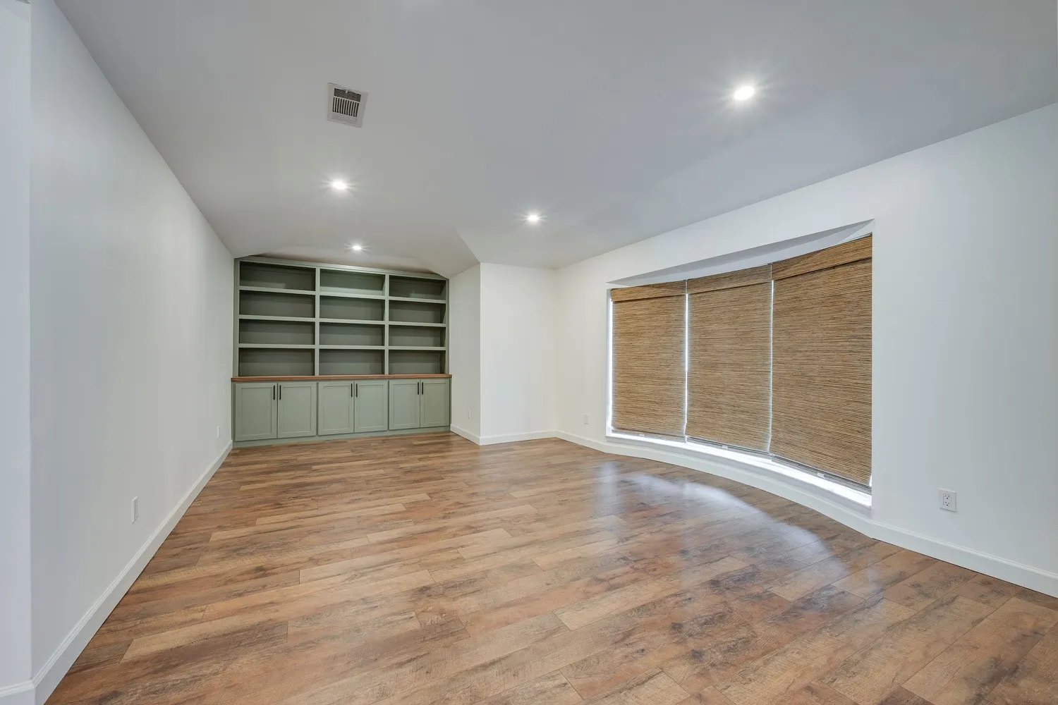 Single Family Residence For Sale in Tarrant County , 501 N Havenwood Lane, Fort Worth, Texas 76112, 5 Bedrooms, 4 Bathrooms, 3 Garage spaces, 4,418 Sqft, built in 1972, Preowned, Price $765,000, mls#21174641, Real Estate Agent in Fort Worth, Homes For Sale in Tarrant county, Homes For Sale in Fort Worth, Realtor in Fort Worth Texas, Real Estate Brokerage Independent Realty Texas, Luminita Cordes Realtor
