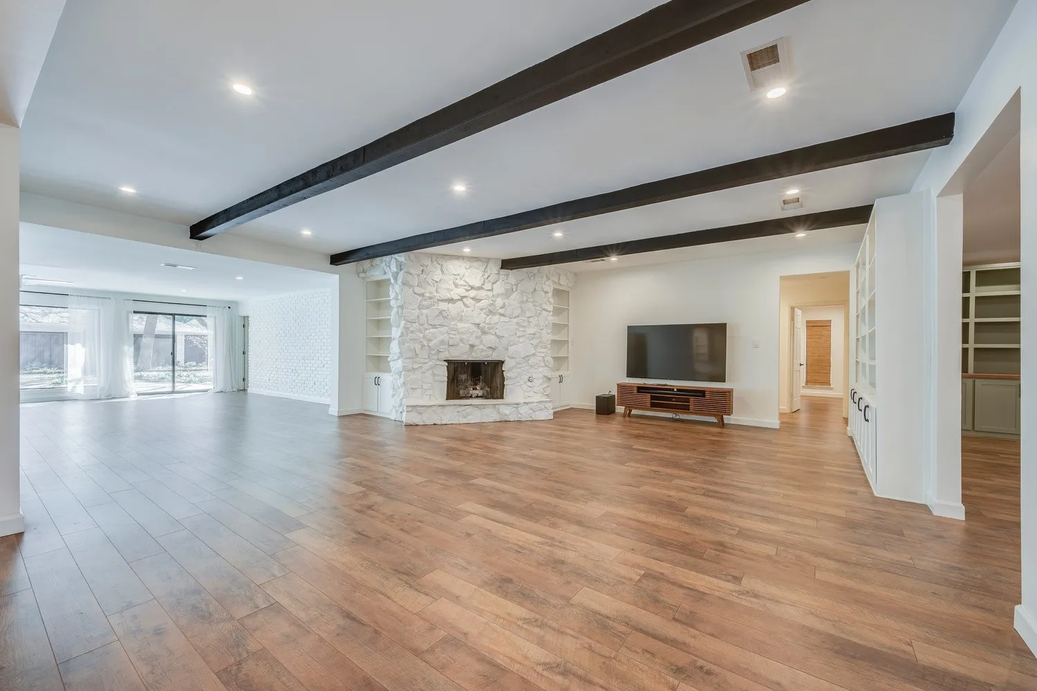 Single Family Residence For Sale in Tarrant County , 501 N Havenwood Lane, Fort Worth, Texas 76112, 5 Bedrooms, 4 Bathrooms, 3 Garage spaces, 4,418 Sqft, built in 1972, Preowned, Price $765,000, mls#21174641, Real Estate Agent in Fort Worth, Homes For Sale in Tarrant county, Homes For Sale in Fort Worth, Realtor in Fort Worth Texas, Real Estate Brokerage Independent Realty Texas, Luminita Cordes Realtor