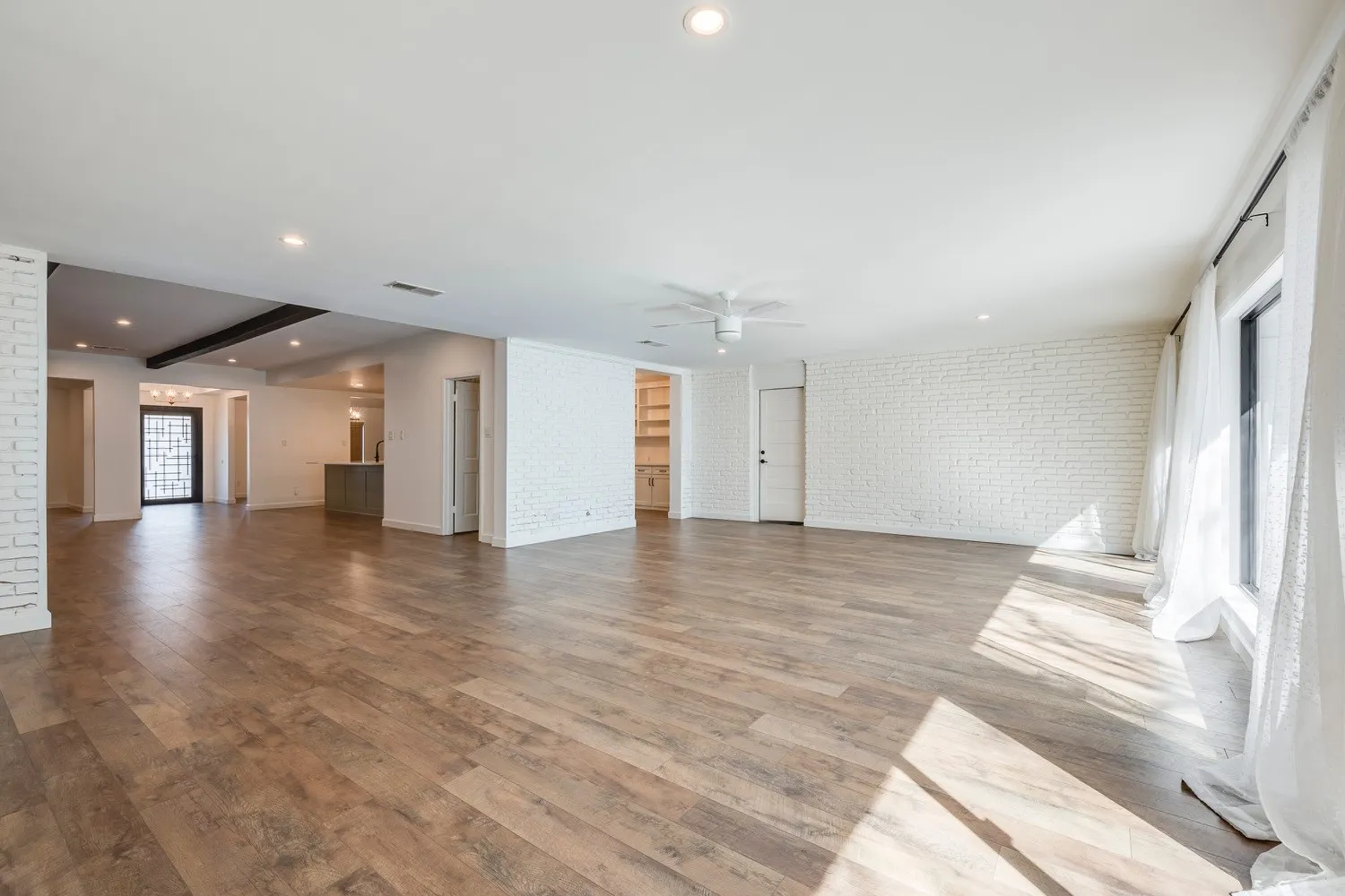 Single Family Residence For Sale in Tarrant County , 501 N Havenwood Lane, Fort Worth, Texas 76112, 5 Bedrooms, 4 Bathrooms, 3 Garage spaces, 4,418 Sqft, built in 1972, Preowned, Price $765,000, mls#21174641, Real Estate Agent in Fort Worth, Homes For Sale in Tarrant county, Homes For Sale in Fort Worth, Realtor in Fort Worth Texas, Real Estate Brokerage Independent Realty Texas, Luminita Cordes Realtor