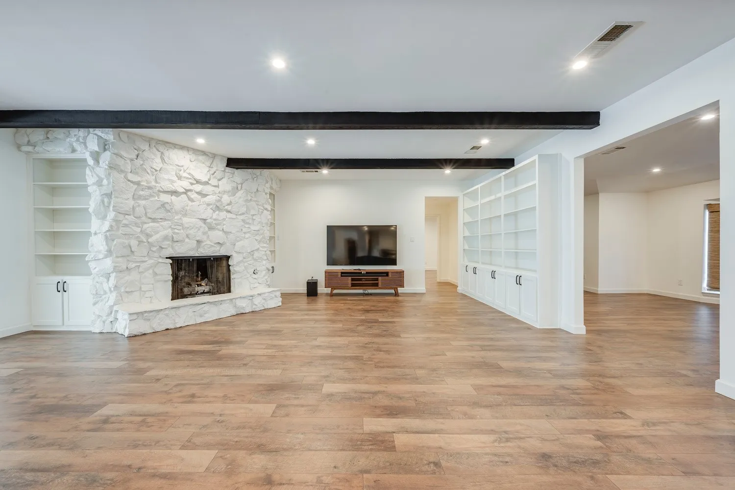 Single Family Residence For Sale in Tarrant County , 501 N Havenwood Lane, Fort Worth, Texas 76112, 5 Bedrooms, 4 Bathrooms, 3 Garage spaces, 4,418 Sqft, built in 1972, Preowned, Price $765,000, mls#21174641, Real Estate Agent in Fort Worth, Homes For Sale in Tarrant county, Homes For Sale in Fort Worth, Realtor in Fort Worth Texas, Real Estate Brokerage Independent Realty Texas, Luminita Cordes Realtor