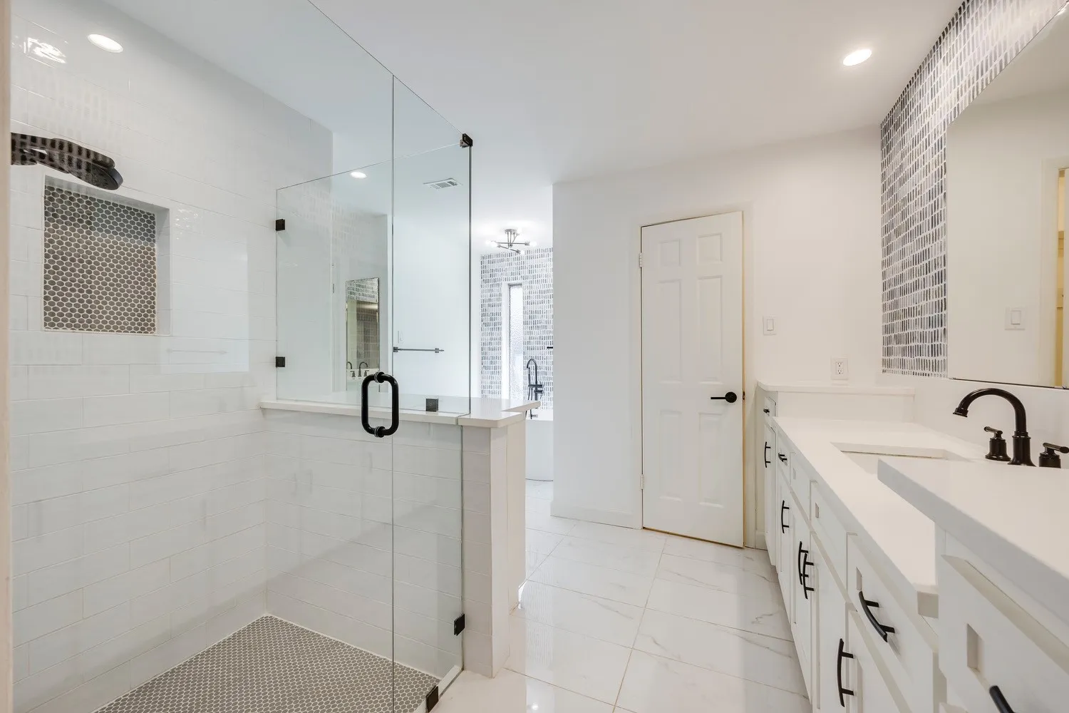 Single Family Residence For Sale in Tarrant County , 501 N Havenwood Lane, Fort Worth, Texas 76112, 5 Bedrooms, 4 Bathrooms, 3 Garage spaces, 4,418 Sqft, built in 1972, Preowned, Price $765,000, mls#21174641, Real Estate Agent in Fort Worth, Homes For Sale in Tarrant county, Homes For Sale in Fort Worth, Realtor in Fort Worth Texas, Real Estate Brokerage Independent Realty Texas, Luminita Cordes Realtor