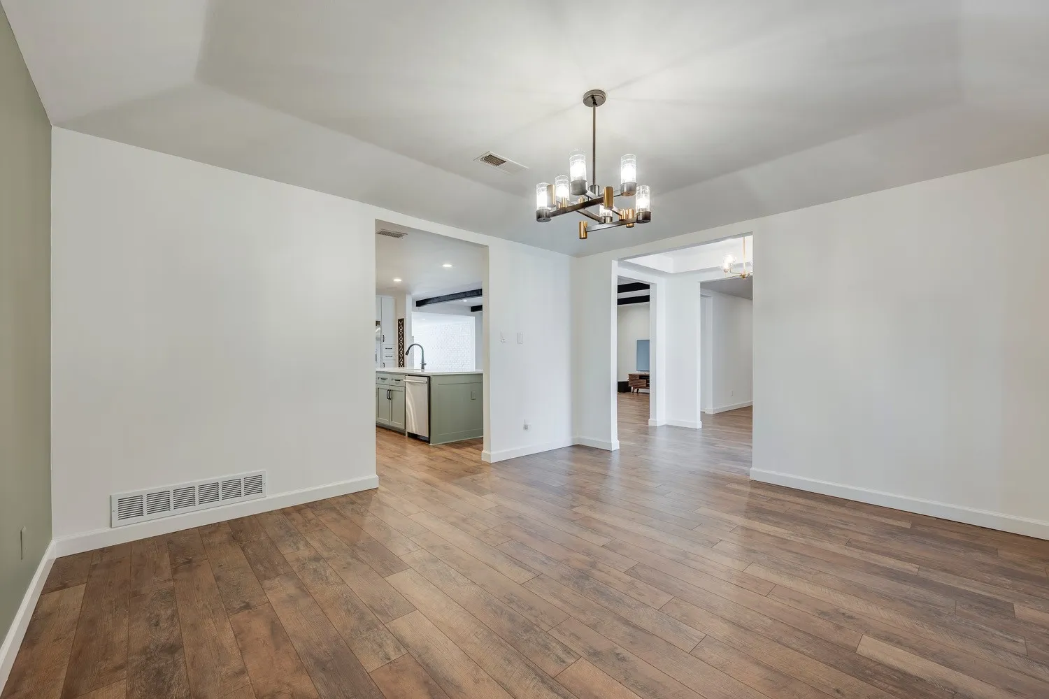 Single Family Residence For Sale in Tarrant County , 501 N Havenwood Lane, Fort Worth, Texas 76112, 5 Bedrooms, 4 Bathrooms, 3 Garage spaces, 4,418 Sqft, built in 1972, Preowned, Price $765,000, mls#21174641, Real Estate Agent in Fort Worth, Homes For Sale in Tarrant county, Homes For Sale in Fort Worth, Realtor in Fort Worth Texas, Real Estate Brokerage Independent Realty Texas, Luminita Cordes Realtor