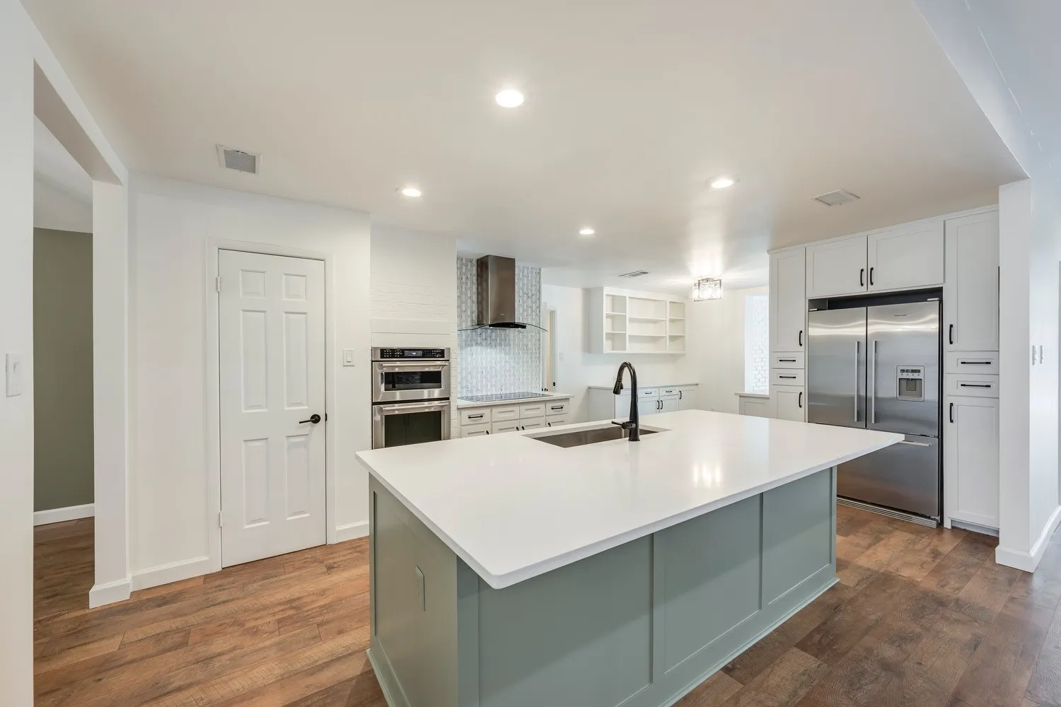 Single Family Residence For Sale in Tarrant County , 501 N Havenwood Lane, Fort Worth, Texas 76112, 5 Bedrooms, 4 Bathrooms, 3 Garage spaces, 4,418 Sqft, built in 1972, Preowned, Price $765,000, mls#21174641, Real Estate Agent in Fort Worth, Homes For Sale in Tarrant county, Homes For Sale in Fort Worth, Realtor in Fort Worth Texas, Real Estate Brokerage Independent Realty Texas, Luminita Cordes Realtor