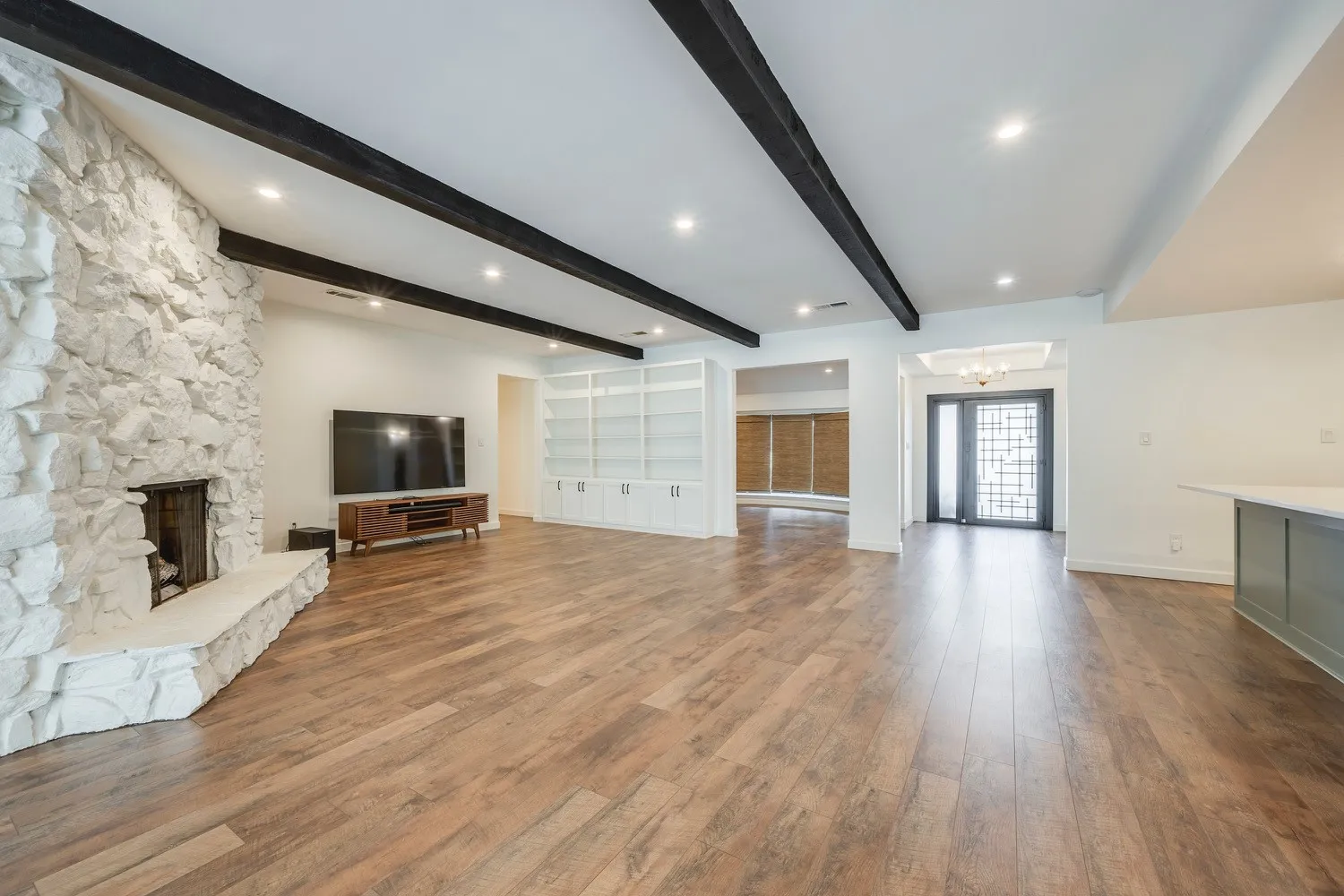 Single Family Residence For Sale in Tarrant County , 501 N Havenwood Lane, Fort Worth, Texas 76112, 5 Bedrooms, 4 Bathrooms, 3 Garage spaces, 4,418 Sqft, built in 1972, Preowned, Price $765,000, mls#21174641, Real Estate Agent in Fort Worth, Homes For Sale in Tarrant county, Homes For Sale in Fort Worth, Realtor in Fort Worth Texas, Real Estate Brokerage Independent Realty Texas, Luminita Cordes Realtor