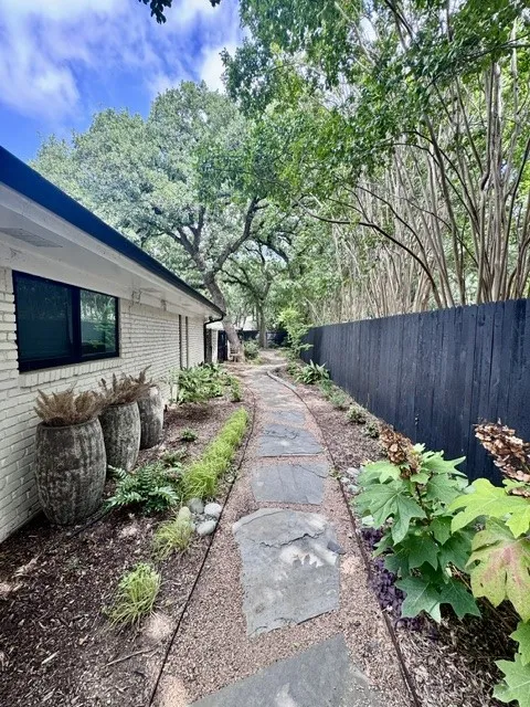 Single Family Residence For Sale in Tarrant County , 501 N Havenwood Lane, Fort Worth, Texas 76112, 5 Bedrooms, 4 Bathrooms, 3 Garage spaces, 4,418 Sqft, built in 1972, Preowned, Price $765,000, mls#21174641, Real Estate Agent in Fort Worth, Homes For Sale in Tarrant county, Homes For Sale in Fort Worth, Realtor in Fort Worth Texas, Real Estate Brokerage Independent Realty Texas, Luminita Cordes Realtor