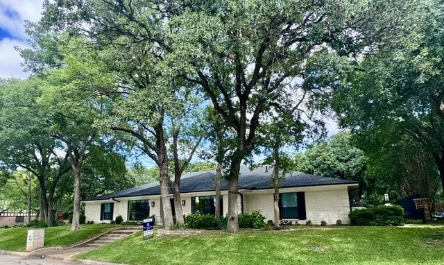 Single Family Residence For Sale in Tarrant County , 501 N Havenwood Lane, Fort Worth, Texas 76112, 5 Bedrooms, 4 Bathrooms, 3 Garage spaces, 4,418 Sqft, built in 1972, Preowned, Price $765,000, mls#21174641, Real Estate Agent in Fort Worth, Homes For Sale in Tarrant county, Homes For Sale in Fort Worth, Realtor in Fort Worth Texas, Real Estate Brokerage Independent Realty Texas, Luminita Cordes Realtor