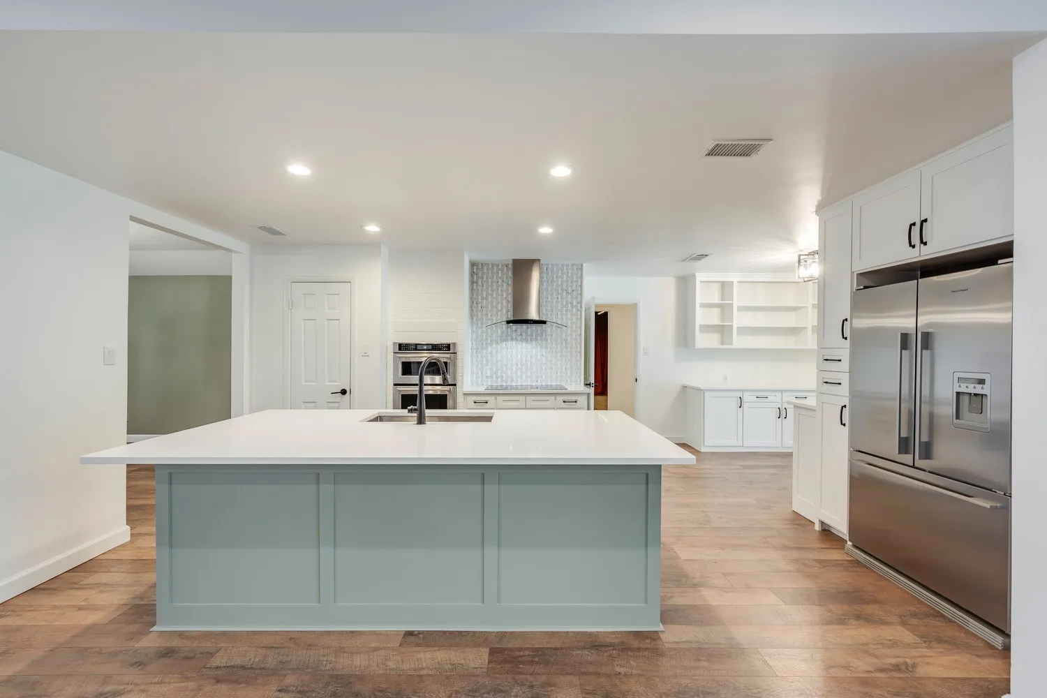 Single Family Residence For Sale in Tarrant County , 501 N Havenwood Lane, Fort Worth, Texas 76112, 5 Bedrooms, 4 Bathrooms, 3 Garage spaces, 4,418 Sqft, built in 1972, Preowned, Price $765,000, mls#21174641, Real Estate Agent in Fort Worth, Homes For Sale in Tarrant county, Homes For Sale in Fort Worth, Realtor in Fort Worth Texas, Real Estate Brokerage Independent Realty Texas, Luminita Cordes Realtor