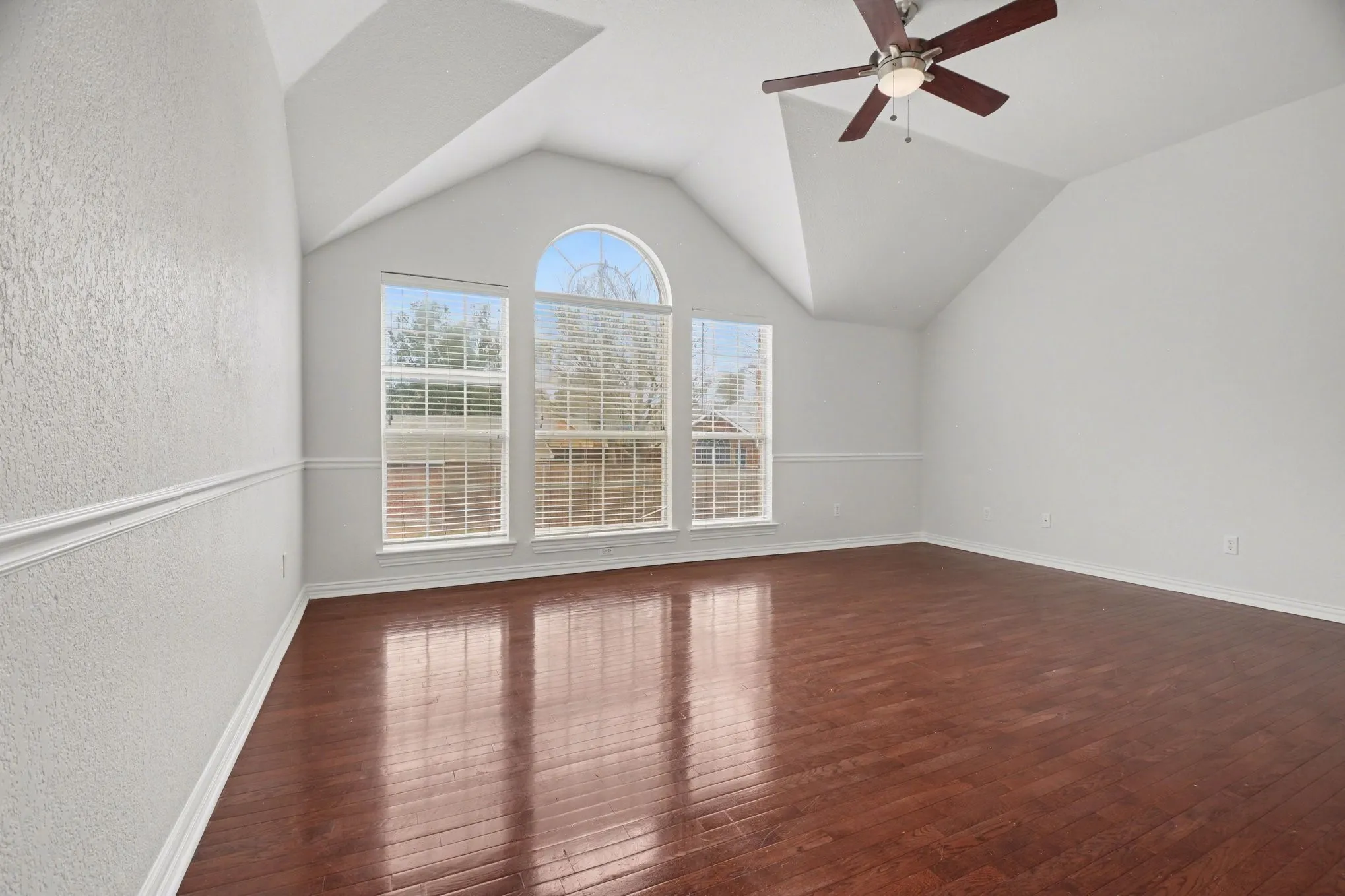 Single Family Residence For Sale in Dallas County , 7414 Larchwood Circle, Rowlett, Texas 75089, 5 Bedroom, 4 Bathroom, 2 Garage spaces, 3,335 Sqft, built in 2000, Preowned, mls#21177018, Real Estate Agent in Rowlett, Homes For Sale in Dallas county, Homes For Sale in Rowlett, Realtor in Rowlett Texas, Real Estate Brokerage Independent Realty Texas, Luminita Cordes Realtor
