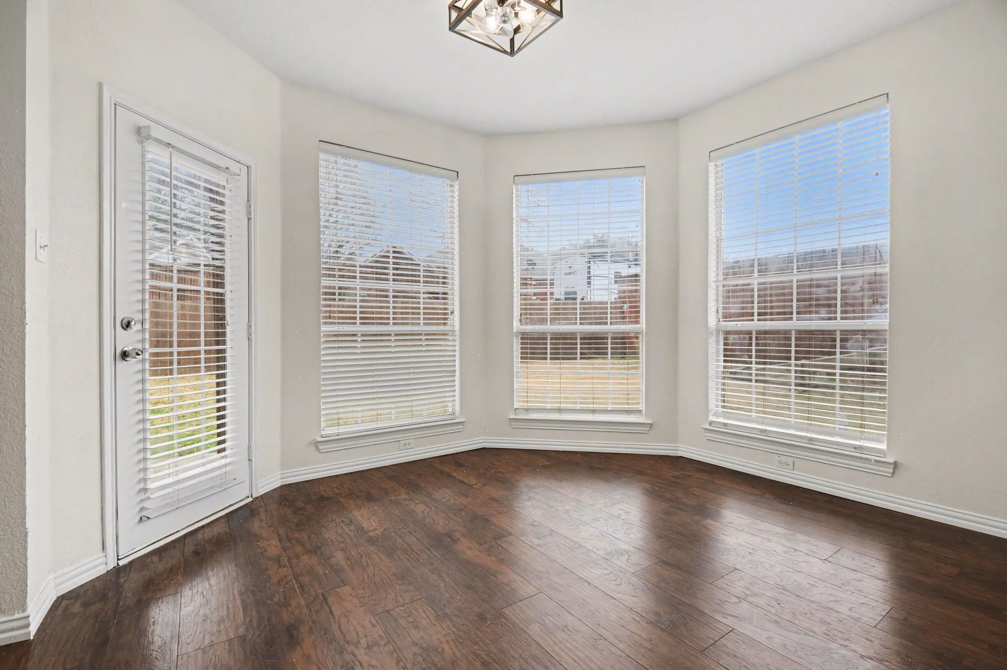 Single Family Residence For Sale in Dallas County , 7414 Larchwood Circle, Rowlett, Texas 75089, 5 Bedroom, 4 Bathroom, 2 Garage spaces, 3,335 Sqft, built in 2000, Preowned, mls#21177018, Real Estate Agent in Rowlett, Homes For Sale in Dallas county, Homes For Sale in Rowlett, Realtor in Rowlett Texas, Real Estate Brokerage Independent Realty Texas, Luminita Cordes Realtor